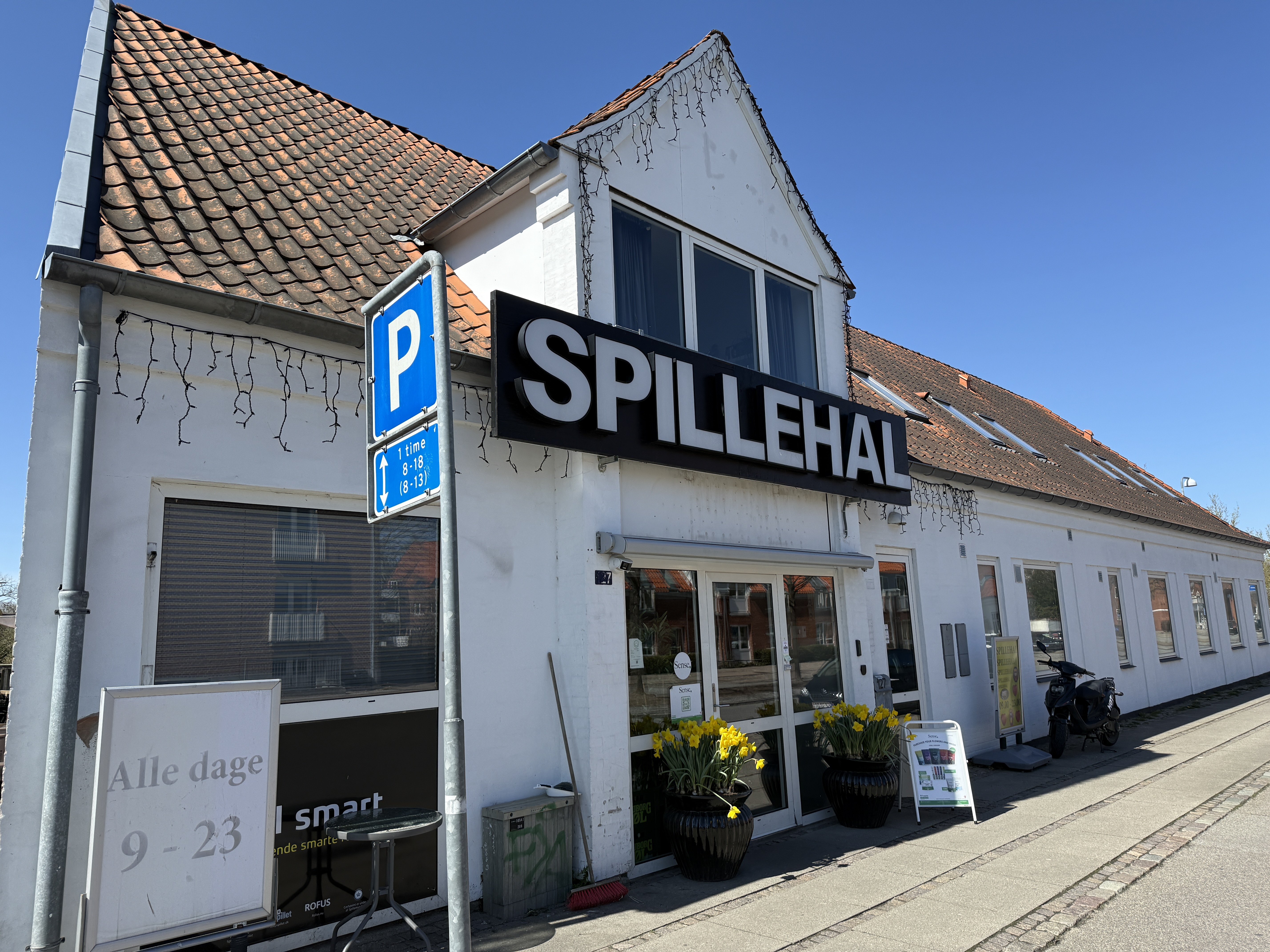Hændelsen fandt sted i Kiosk Trekanten på Nørre Boulevard i Køge, der også fungerer som spillehal.