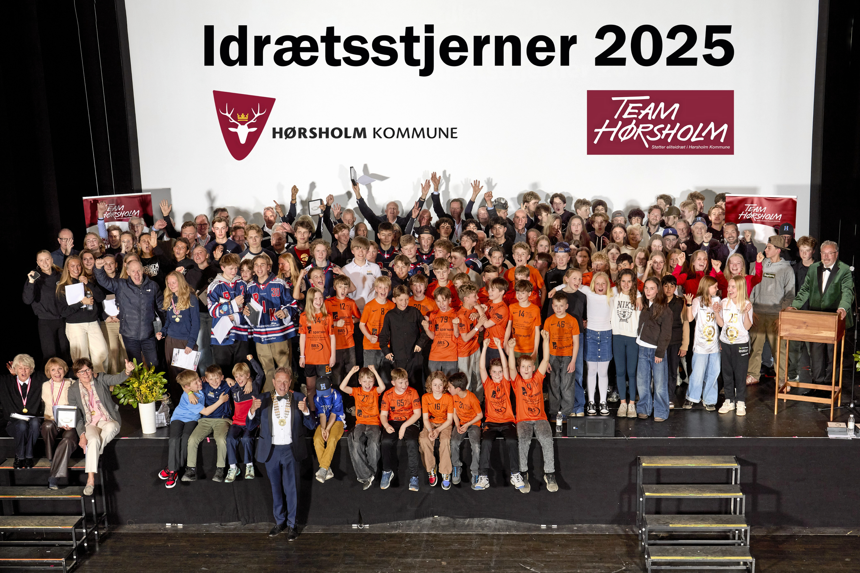 Det traditionelle fællesfoto ved den årlige hædring af 'Årets Idrætsstjerner 2025' i Kulturhus Trommen.