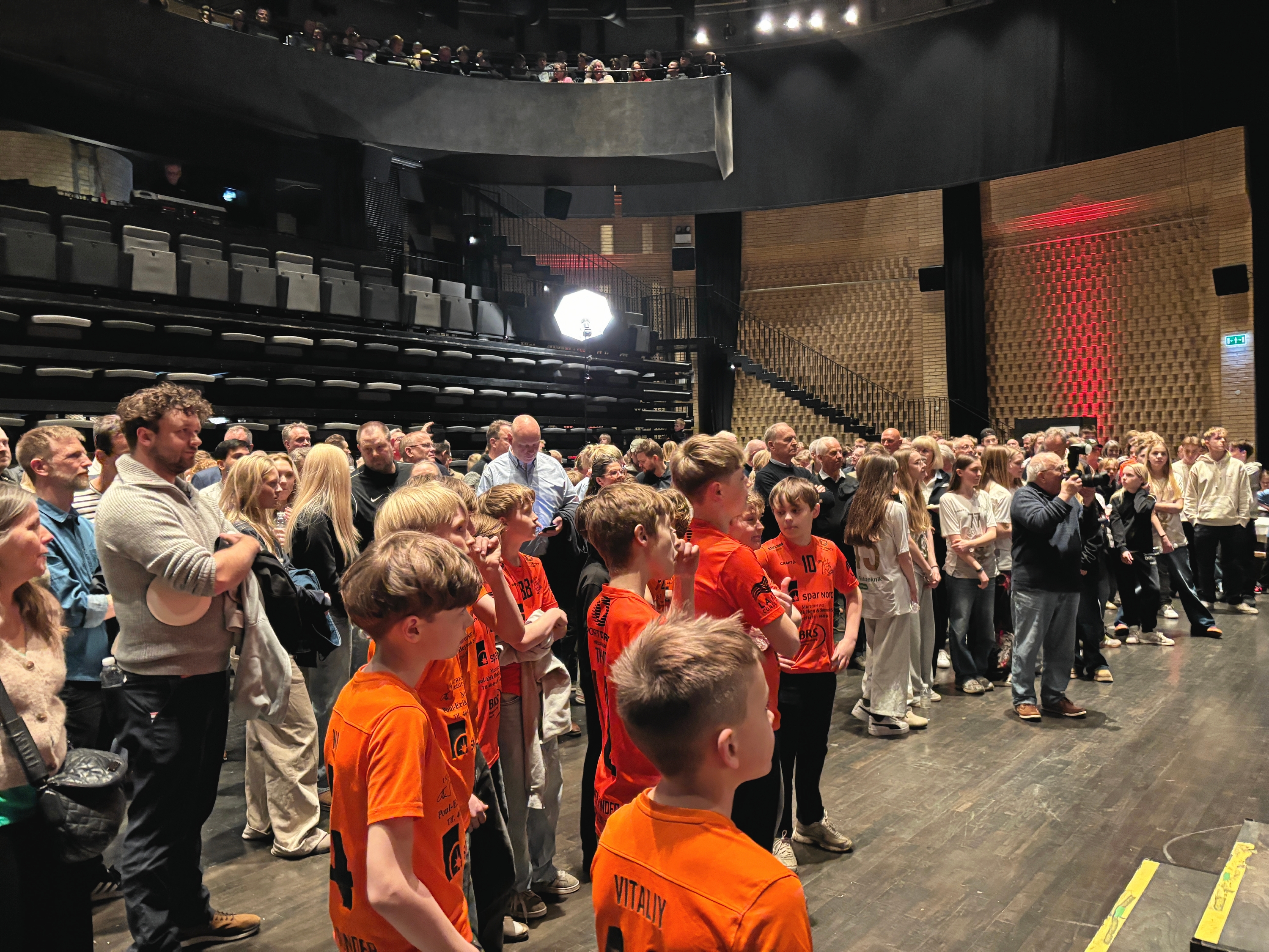 Spændte idrætsudøvere ventede på at komme på scenen i Kulturhus Trommen. - Morten Timm Spændte idrætsudøvere ventede på at komme på scenen i Kulturhus Trommen.