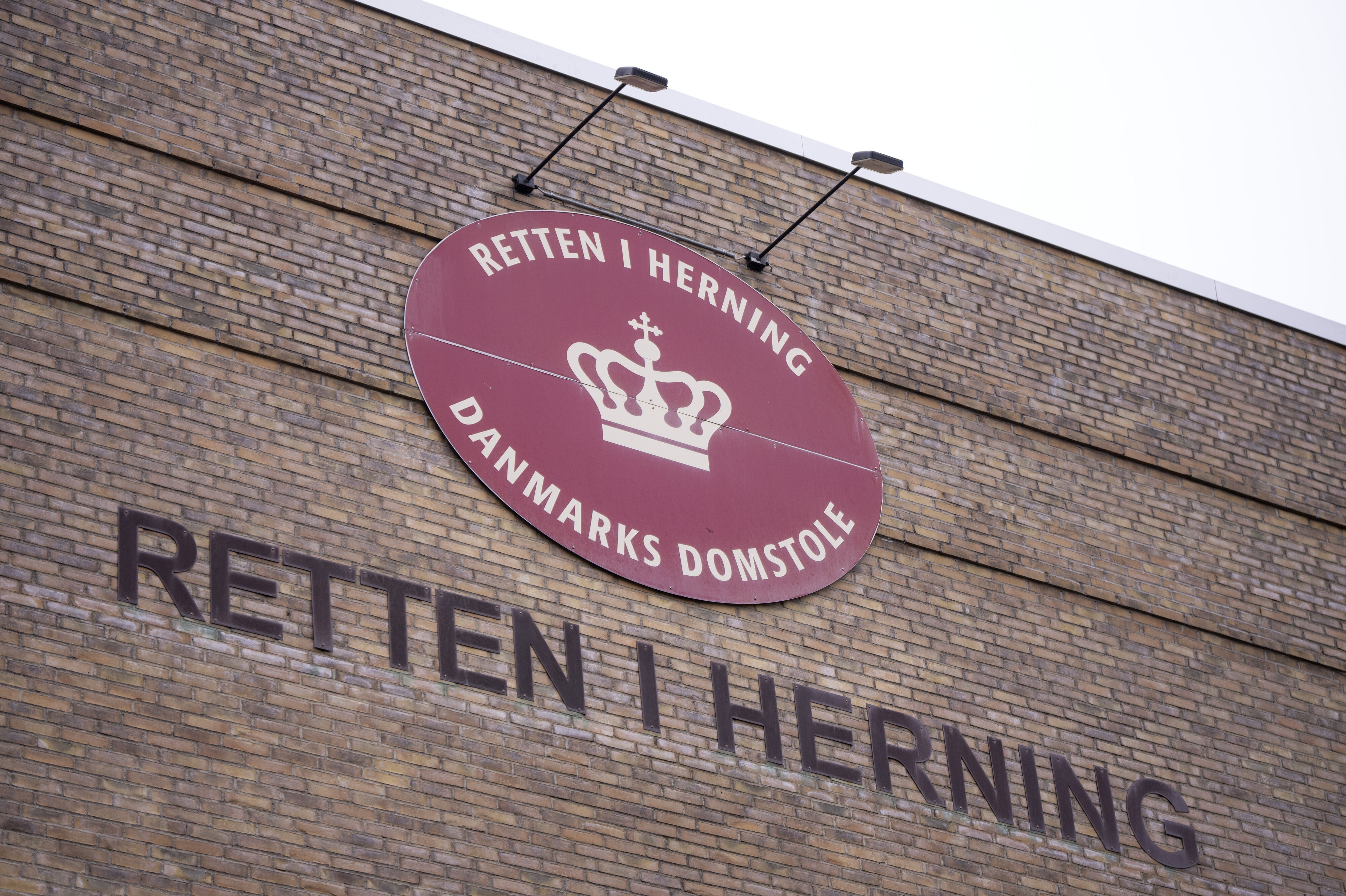 Retten i Herning har mandag eftermiddag kendt to unge mænd skyldige i drabsforsøg. En 17-årig pige er samtidig kendt skyldig i grov vold. (Arkivfoto).