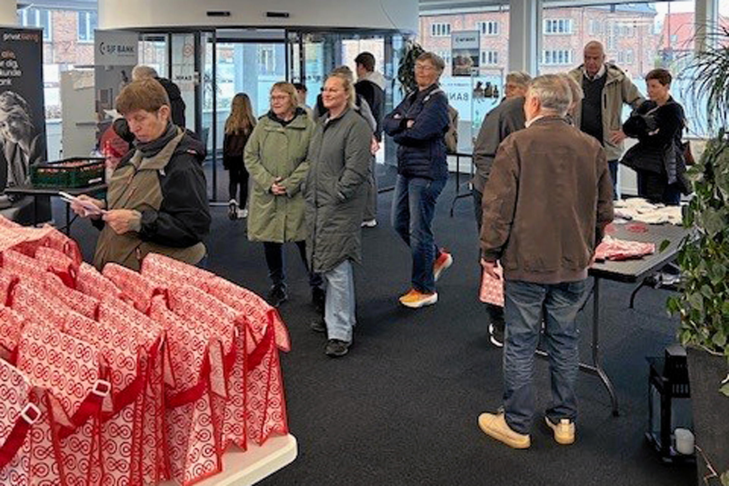 Udleveringen af indsamlingsbøtter foregik hos SJF Bank i Kalundborg.