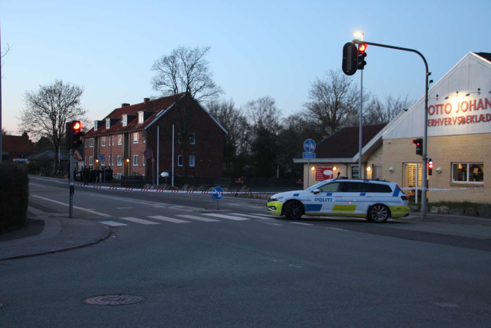 Patruljer er til stede ved et lejlighedskompleks i Slagelse, hvor et "mistænkeligt forhold" undersøges