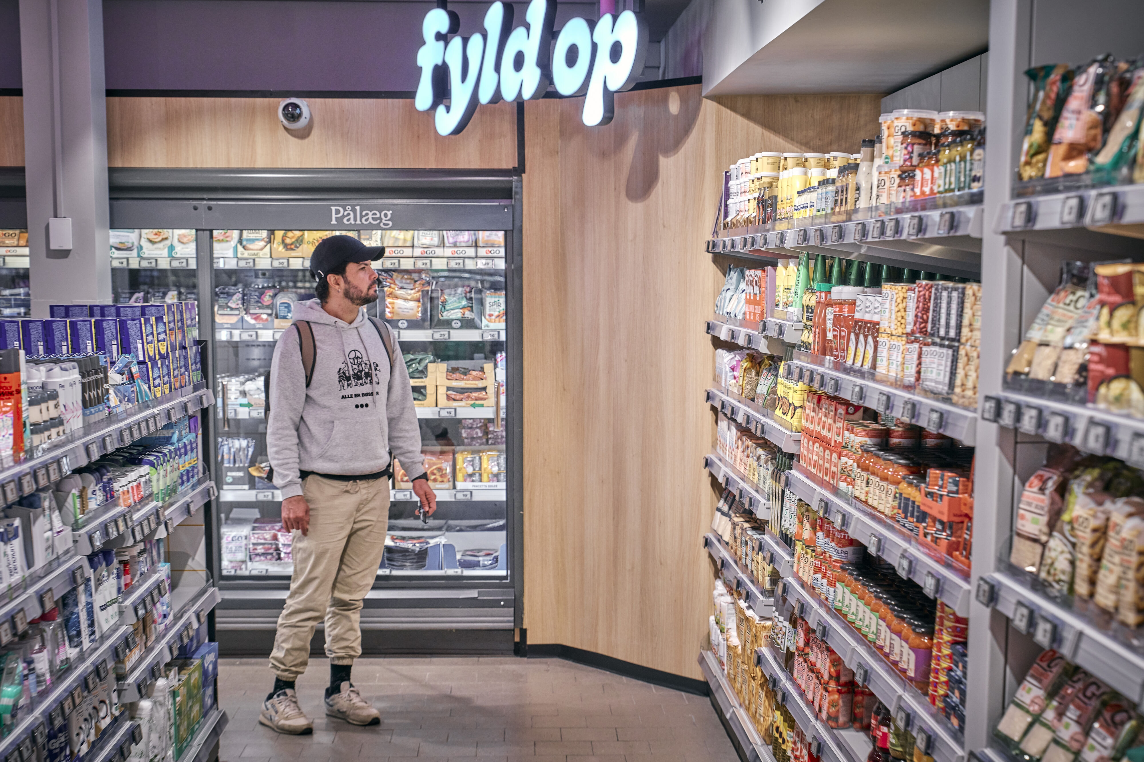 Det kan i de fleste tilfælde bedre betale sig for både supermarkeder og fødevareorganisationer at donere udløbsvarer væk - frem for at smide maden ud. Det viser en ny analyse fra Københavns Universitet. (Arkivfoto).