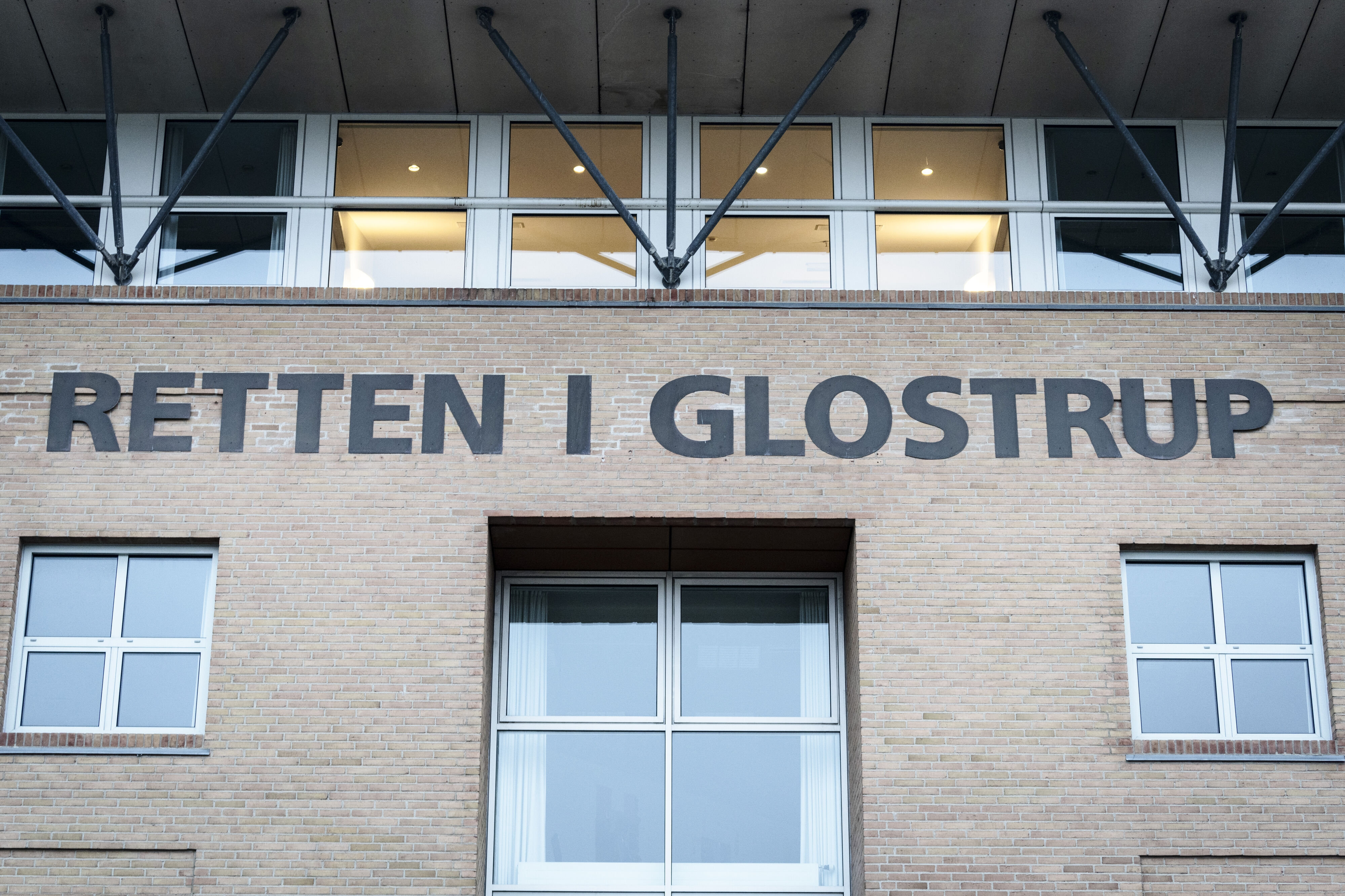 I Retten i Glostrup blev en mand mandag idømt seks års fængsel for at fremme terror. Der gik 9,5 måneder, fra politiet ransagede hans elektroniske enheder, til han blev sigtet for at fremme terror. (Arkivfoto).