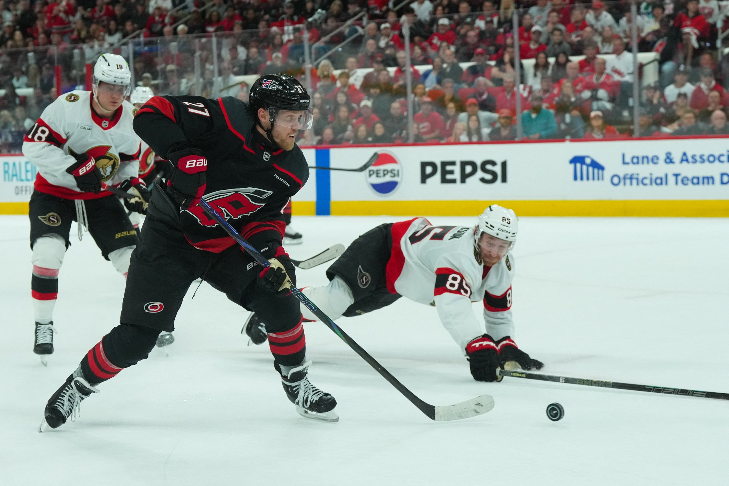 Nikolaj Ehlers var med i det afgørende mål for Carolina Hurricanes, som vandt over Ottawa Senators i NHL-slutspillet.