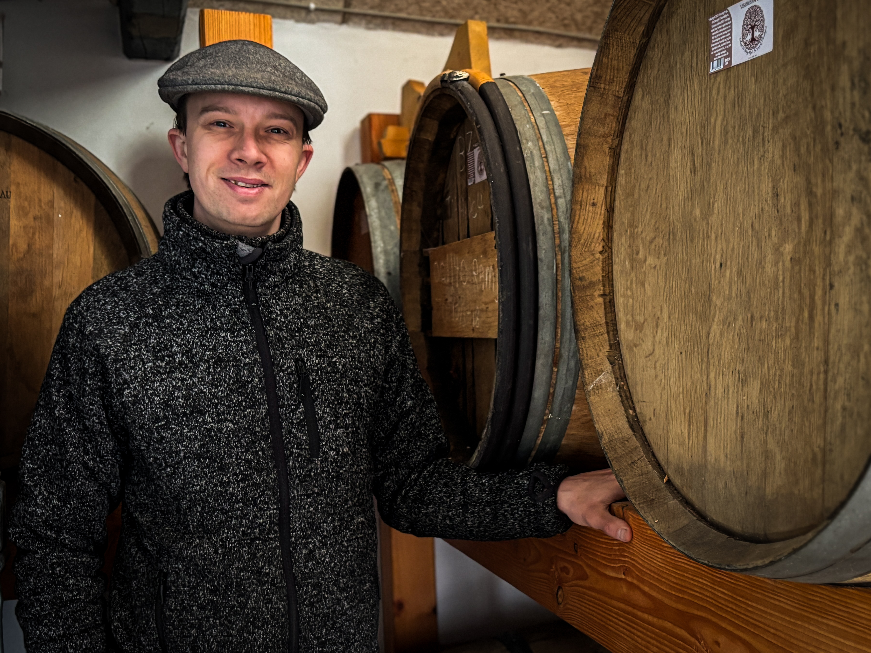 Ronny Hersbak driver Likørhaven i Sorø. Han står selv for hele processen - fra råvarer til færdige flasker.