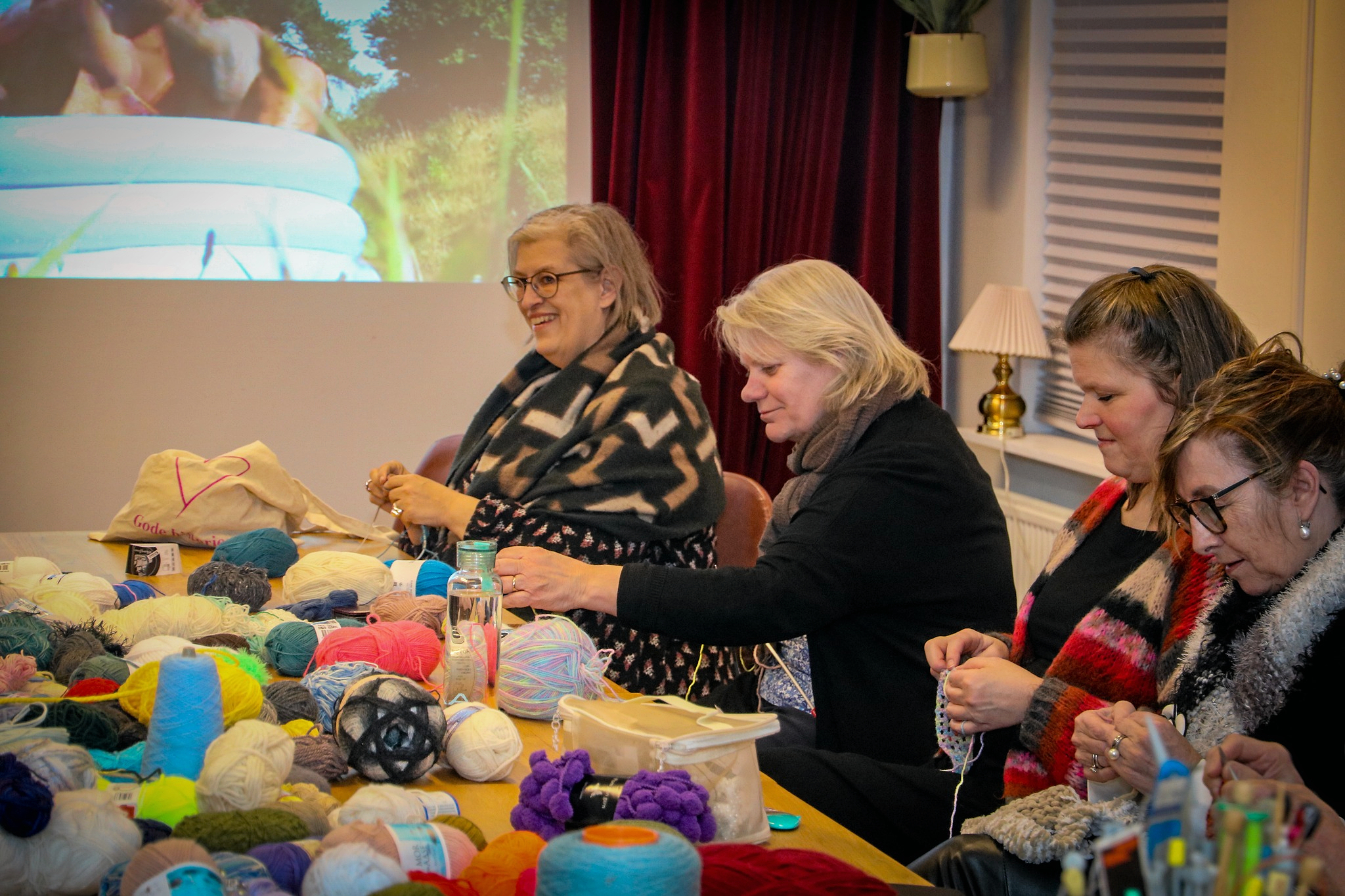 Der er godt gang i strikkecafeerne for tiden.