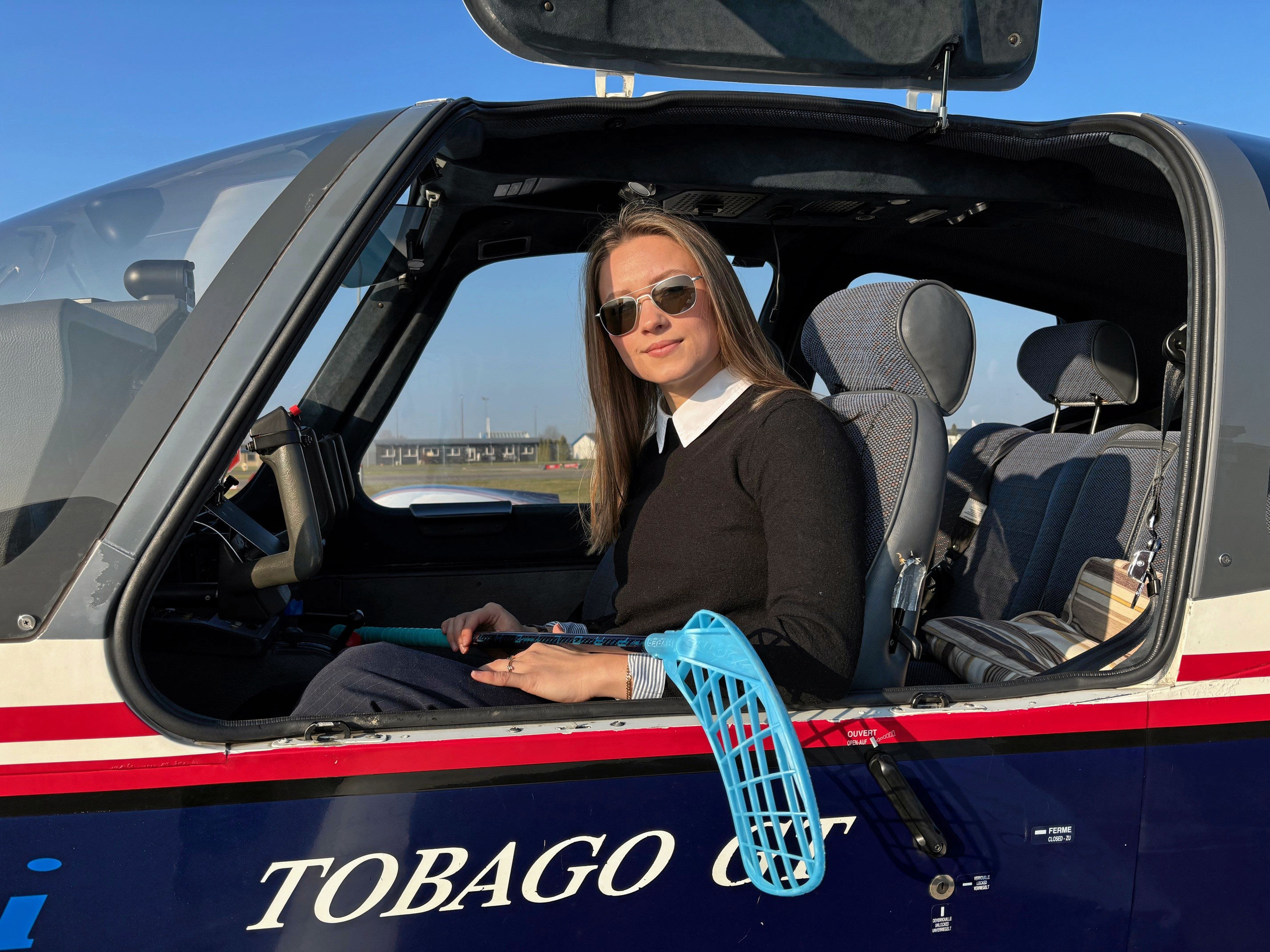 Nanna Kryger Falden bag roret i en de maskiner, hun kan komme til at tage flyvetimer i.