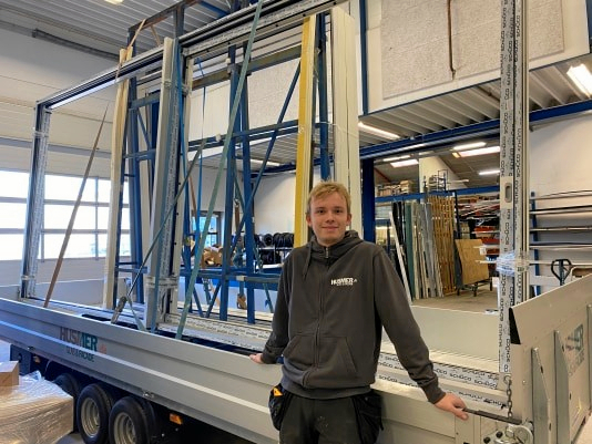 Når DM i Skills løber af stablen onsdag, er det med 25-årige Alexander Mark fra Husmer Glas og Facade i Frederikssund blandt deltagerne. Her skal han konkurrere i alubyggerfaget – et speciale inden for glarmesteruddannelsen, hvor både overblik og sans for detaljen er afgørende.