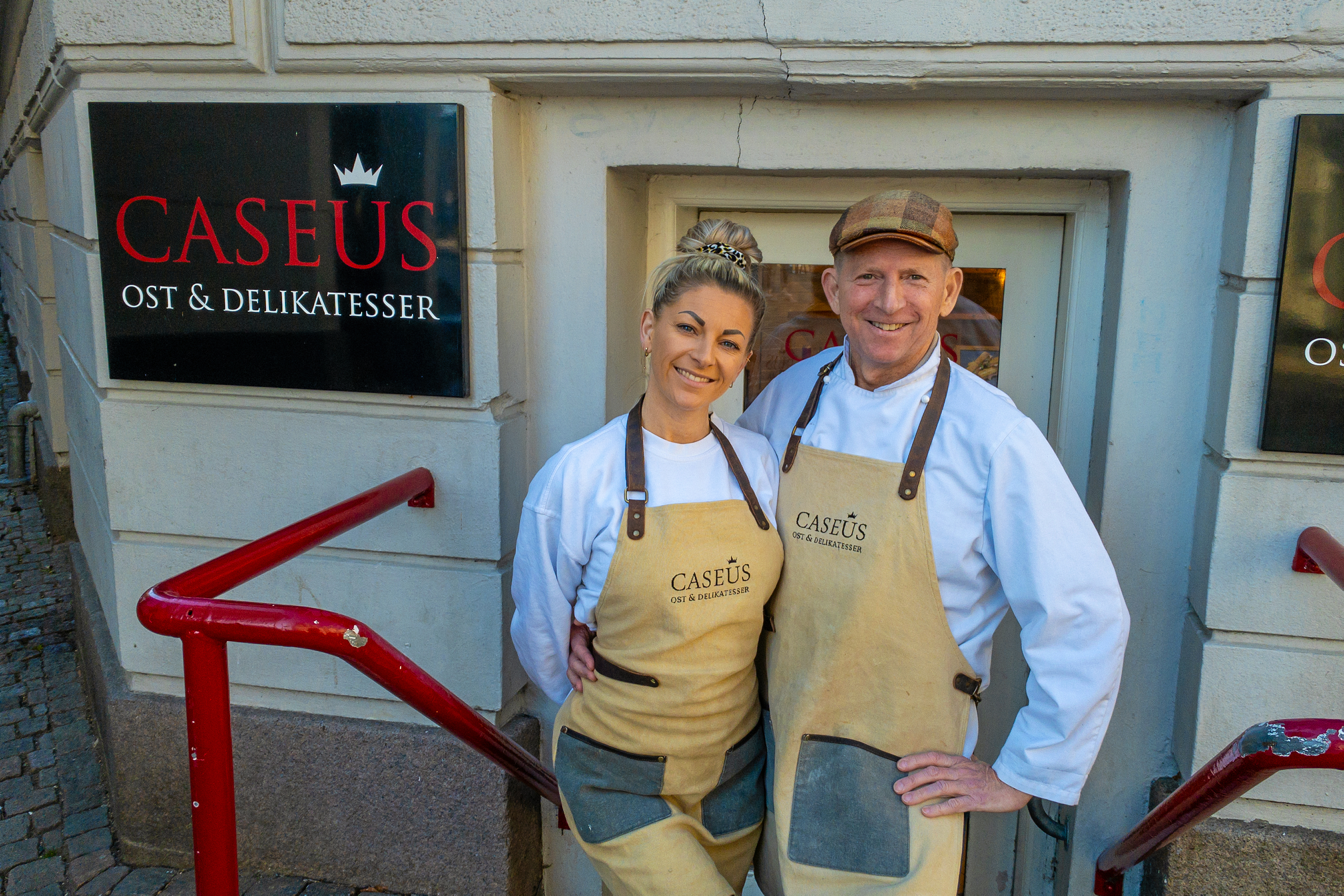 Allan Caseus overdrager Caseus Ost & Delikatesser til sin datter Sabrina Due Hendrichsen.