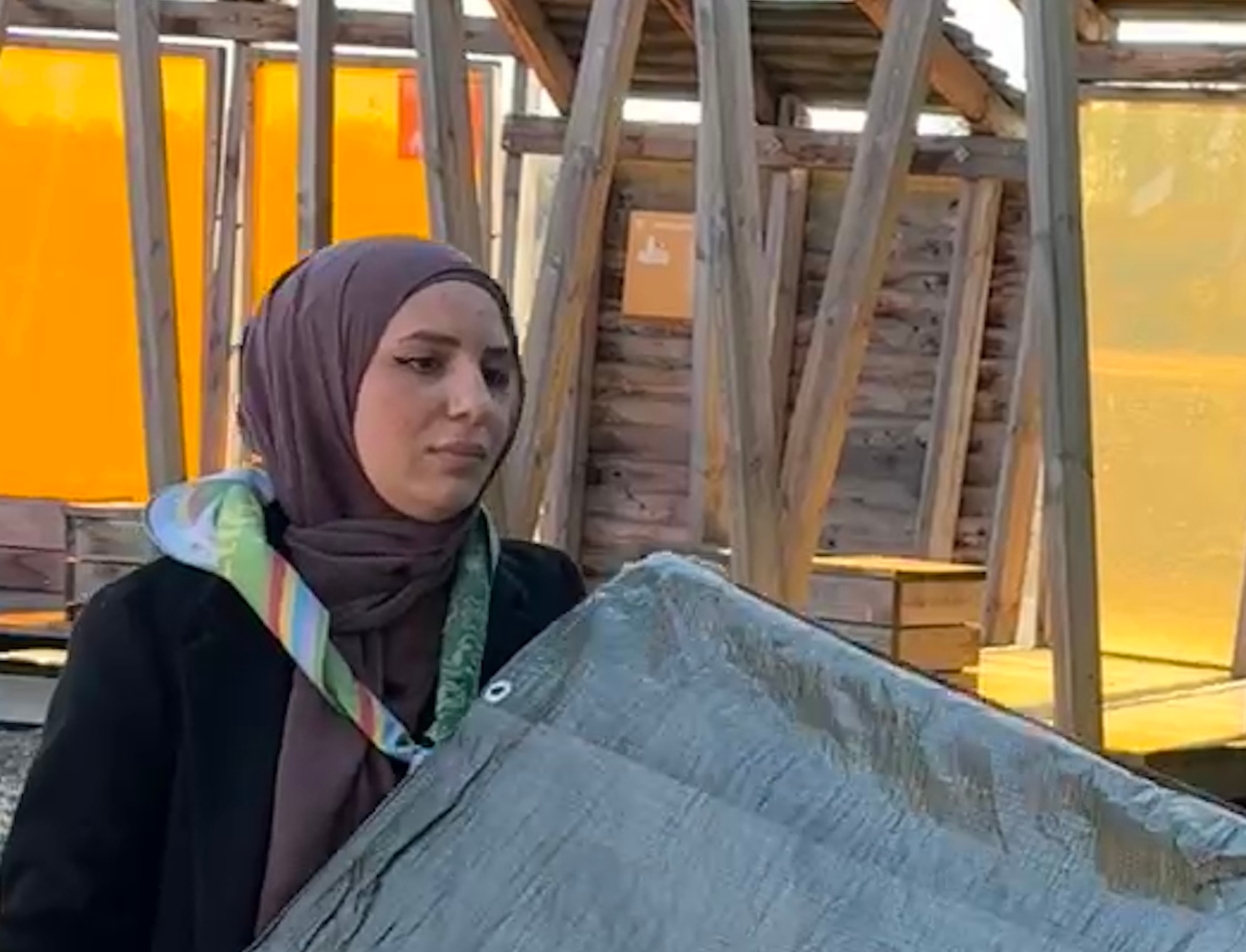 Den knap 82-årige prinsesse var frisk på at deltage i spejdernes lege, som gik ud på at folde presenningen flest gange, mens hele holdet på otte personer stod på den. - Katrine Wied Den knap 82-årige prinsesse var frisk på at deltage i spejdernes lege, som gik ud på at folde presenningen flest gange, mens hele holdet på otte personer stod på den.