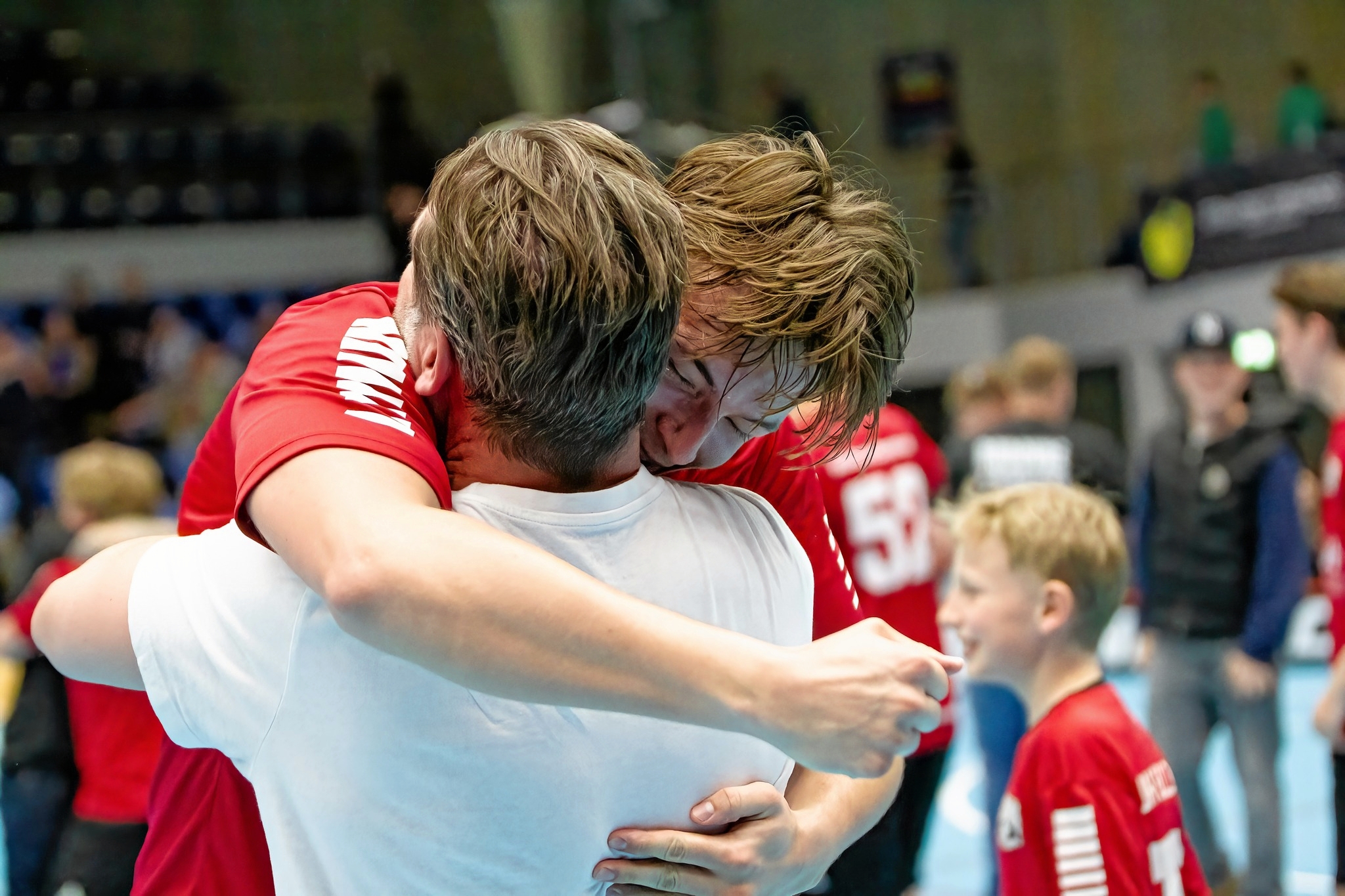 Glæde, lettelse og jubel blandt Rødovres U19‑spillere efter DM‑finalen. - FloorballFramedByAK/AC Kårhag Glæde, lettelse og jubel blandt Rødovres U19‑spillere efter DM‑finalen.