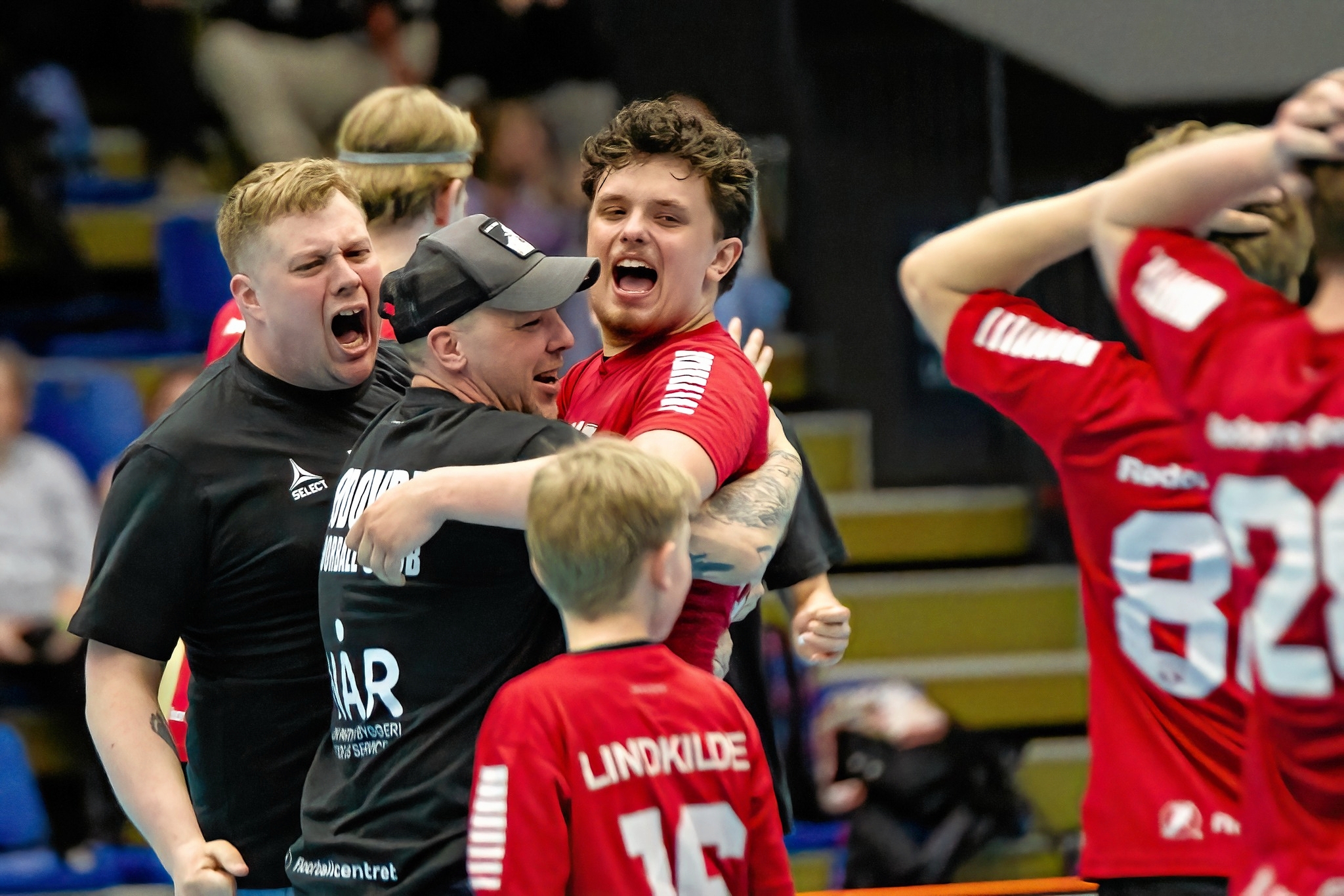 Fejringen kunne begynde, da Rødovre vandt finalen og sikrede sig DM‑guld. - FloorballFramedByAK/AC Kårhag Fejringen kunne begynde, da Rødovre vandt finalen og sikrede sig DM‑guld.