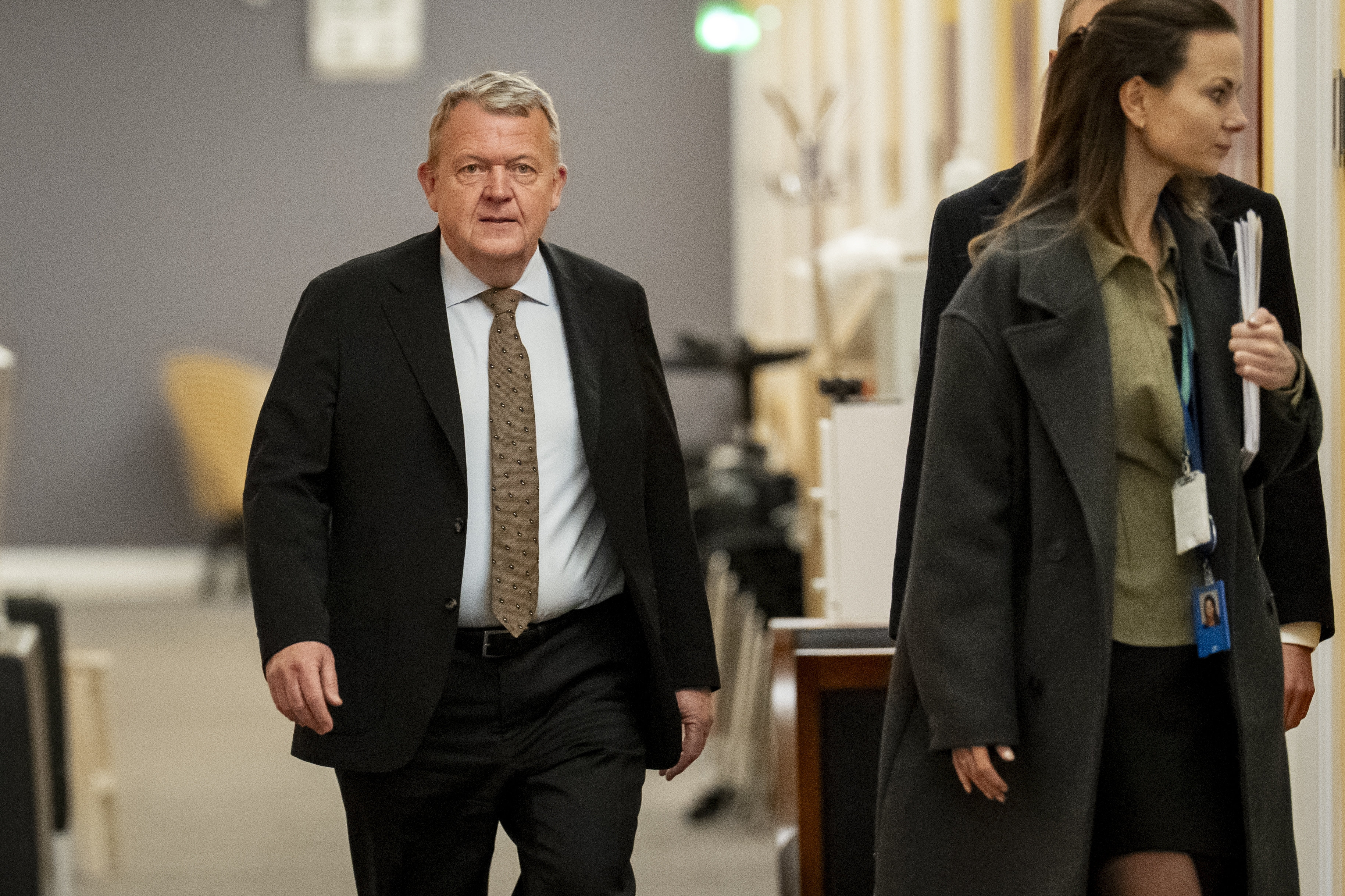 Udenrigsminister Lars Løkke Rasmussen (M) ser gerne, at Socialdemokratiet snart beslutter sig for, hvilken retning partiet vil bevæge sig i under regeringsforhandlingerne. (Arkivfoto).