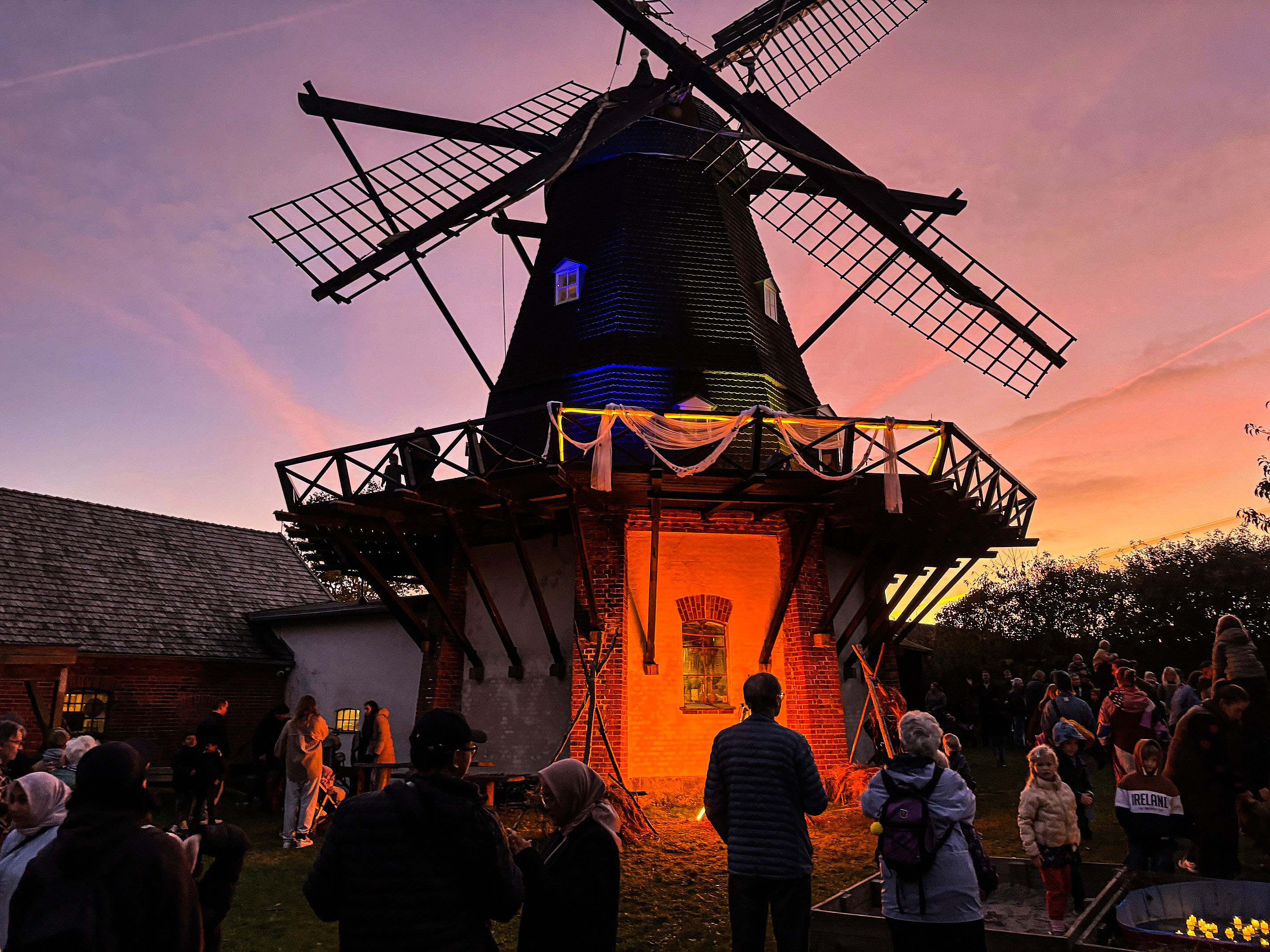 Flot så det ud, da den 135 år gamle Skenkelsø Mølle i Ølstykke sidste år inviterede til lysfest. Nu vil man gøre det velbesøgte arrangement endnu større, hvor der bliver skruet op for lyskunsten og de kunstneriske ambitioner.