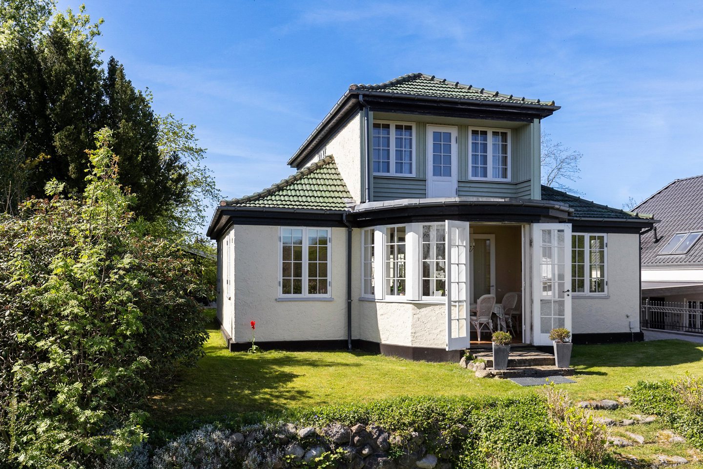 Dette charmerende hus på Jernbane Alle 8A er nu truet af nedrivning, fordi huset kun er vurderet til en SAVE-værdi på 5. Huset er oprindelig bygget som sommerhus med mange fine bygningsdetaljer, og er et godt eksempel på at registeret i alvorlig grad trænger til en opdatering.