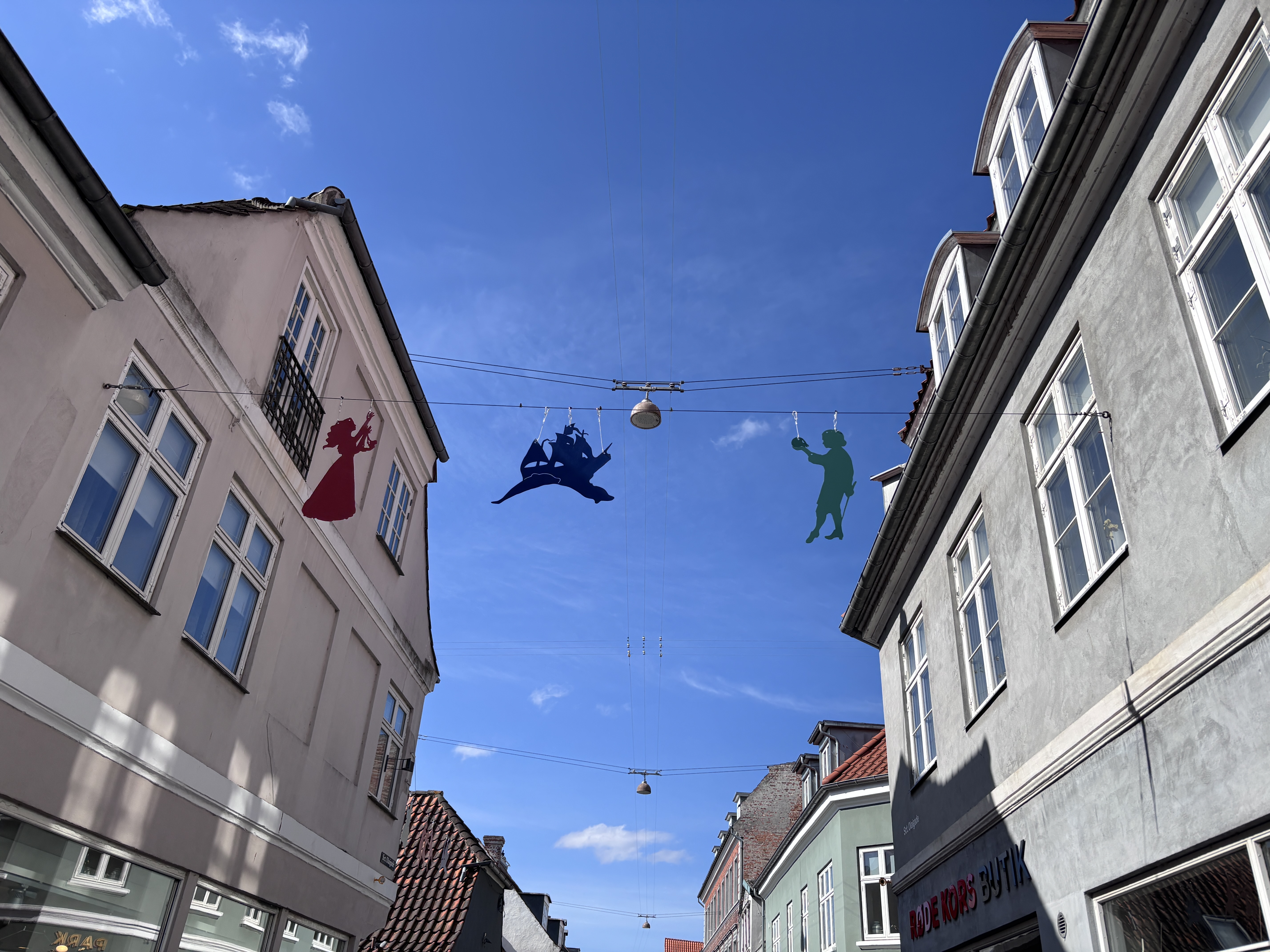 Der er kommet forskellige figurer op at hænge på tværs af Helsingørs gader.