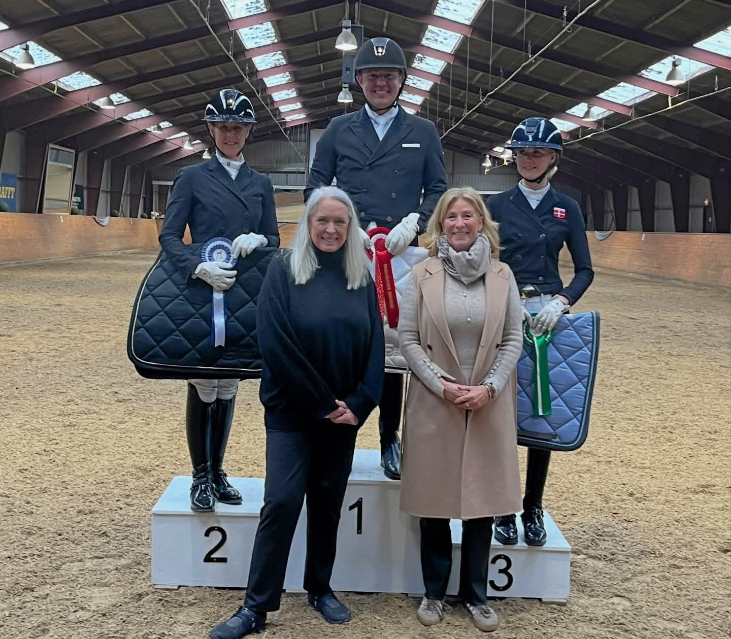 Berider Andreas Larsen fra Frederiksværk Rideklub øverst på sejrsskamlen ved weekendens landsstævne i dressur