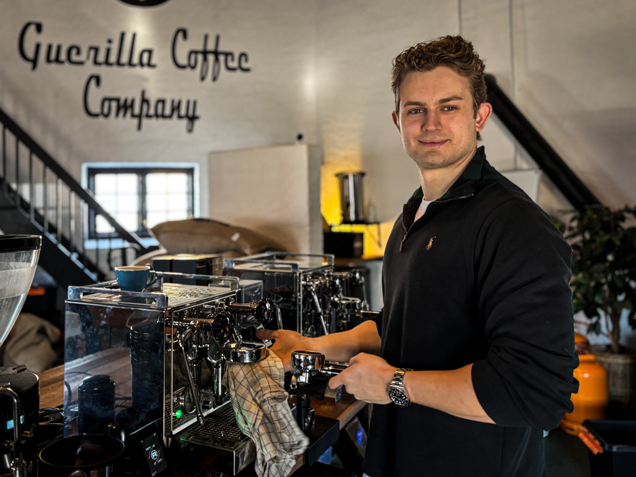 Den nederste etage i det gamle vandtårn ved Sorø Station er blevet forvandlet til Guerilla Coffee. Her rister Haakon Martin kaffe til lokale virksomheder og kunder.