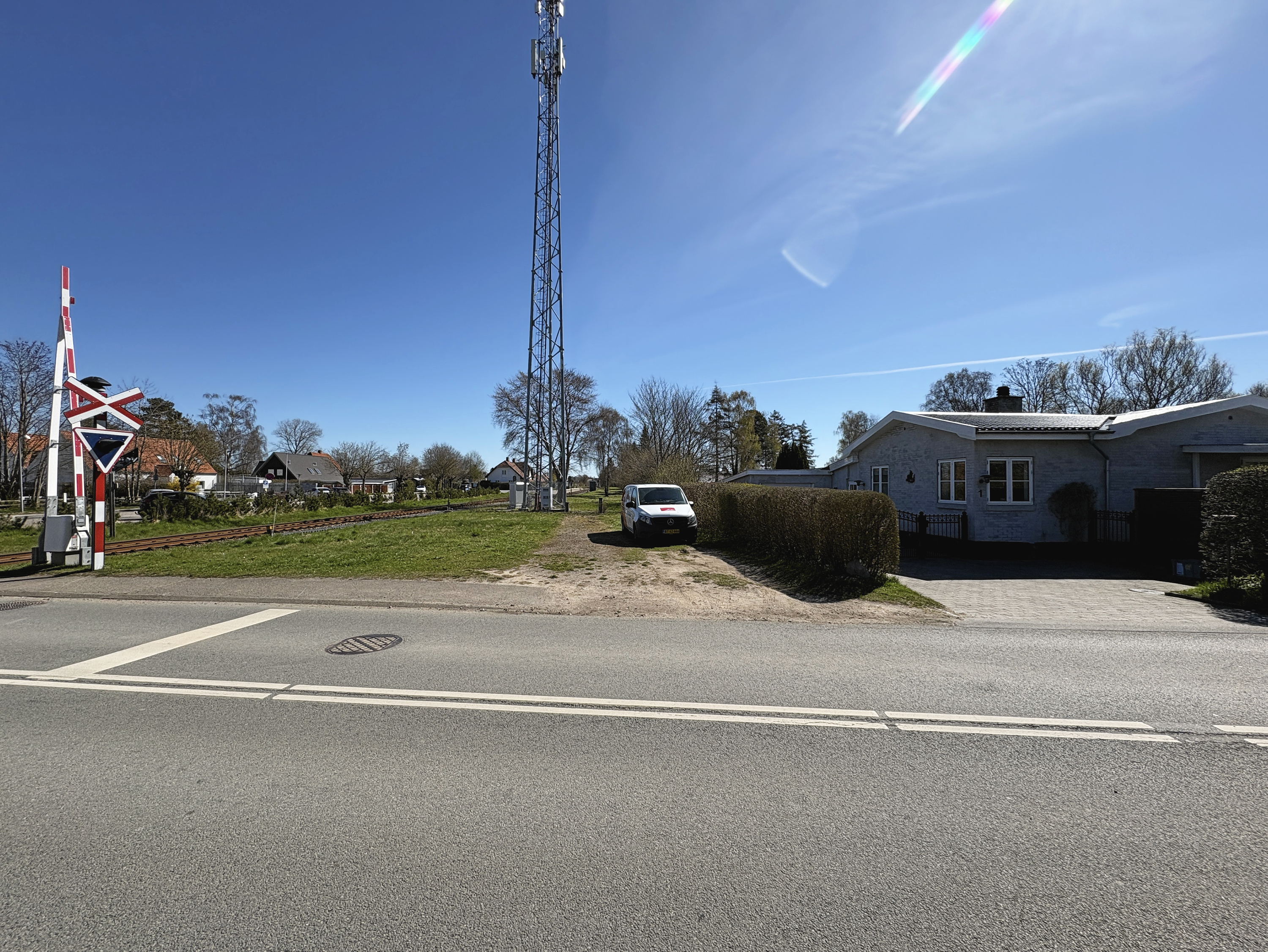 Masten i Dronningmølle står kun få meter fra beboelse.