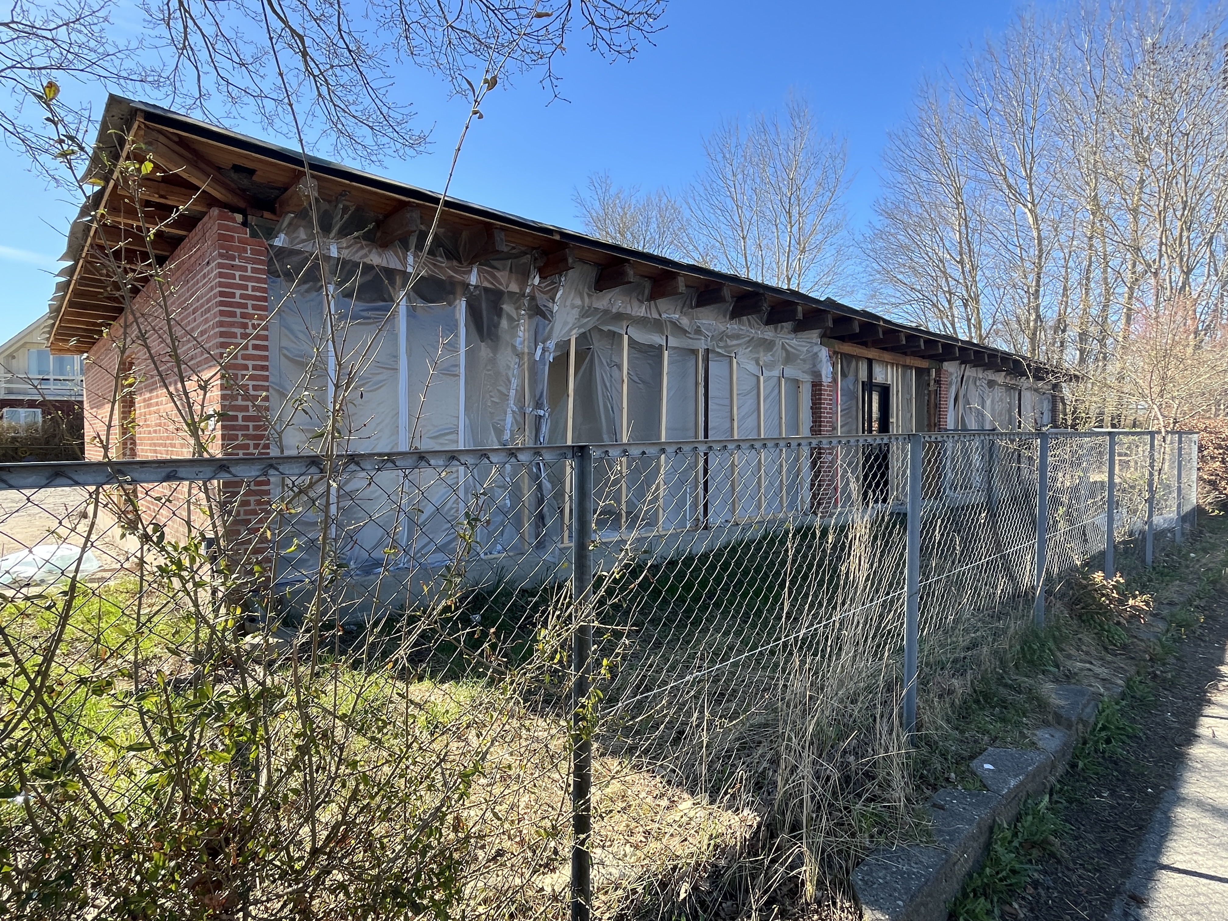 Annas Have, den tidligere børnehave i byen, har stået stille i flere måneder, efter at byggeriet gik i gang. Nu har Dagbladet Roskilde fået en mail fra ejeren.