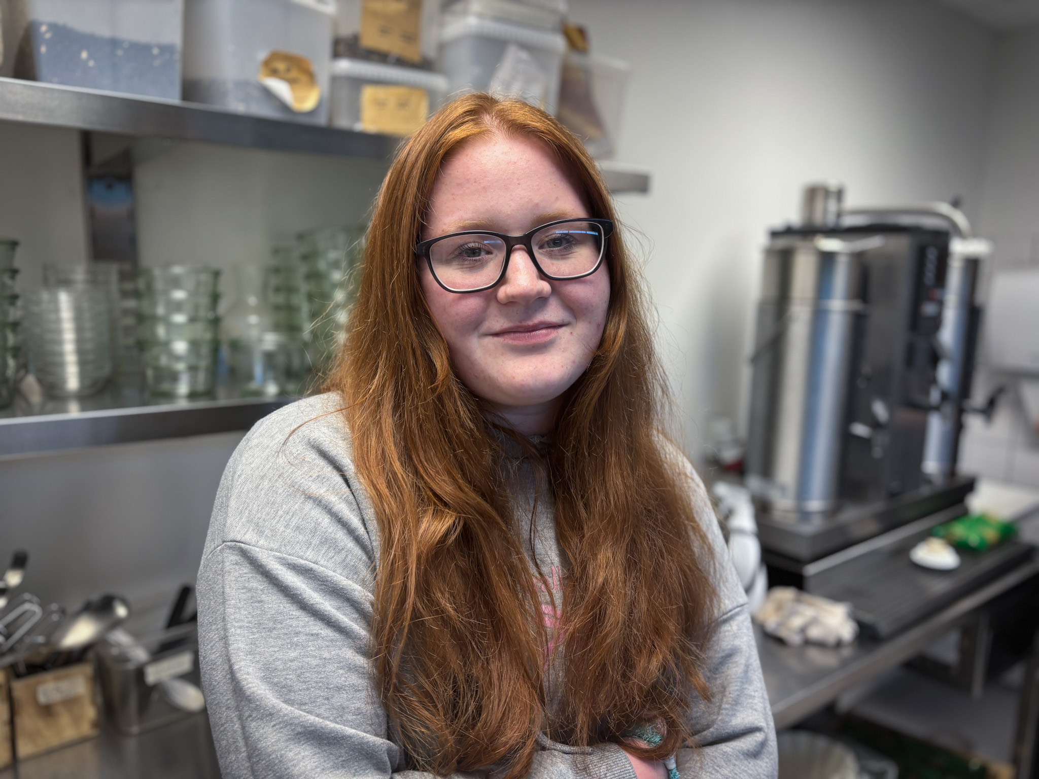 16-årige Emma Laursen havde det svært på sin tidligere skole, men har nu fundet et godt fællesskab på sin nye skole.