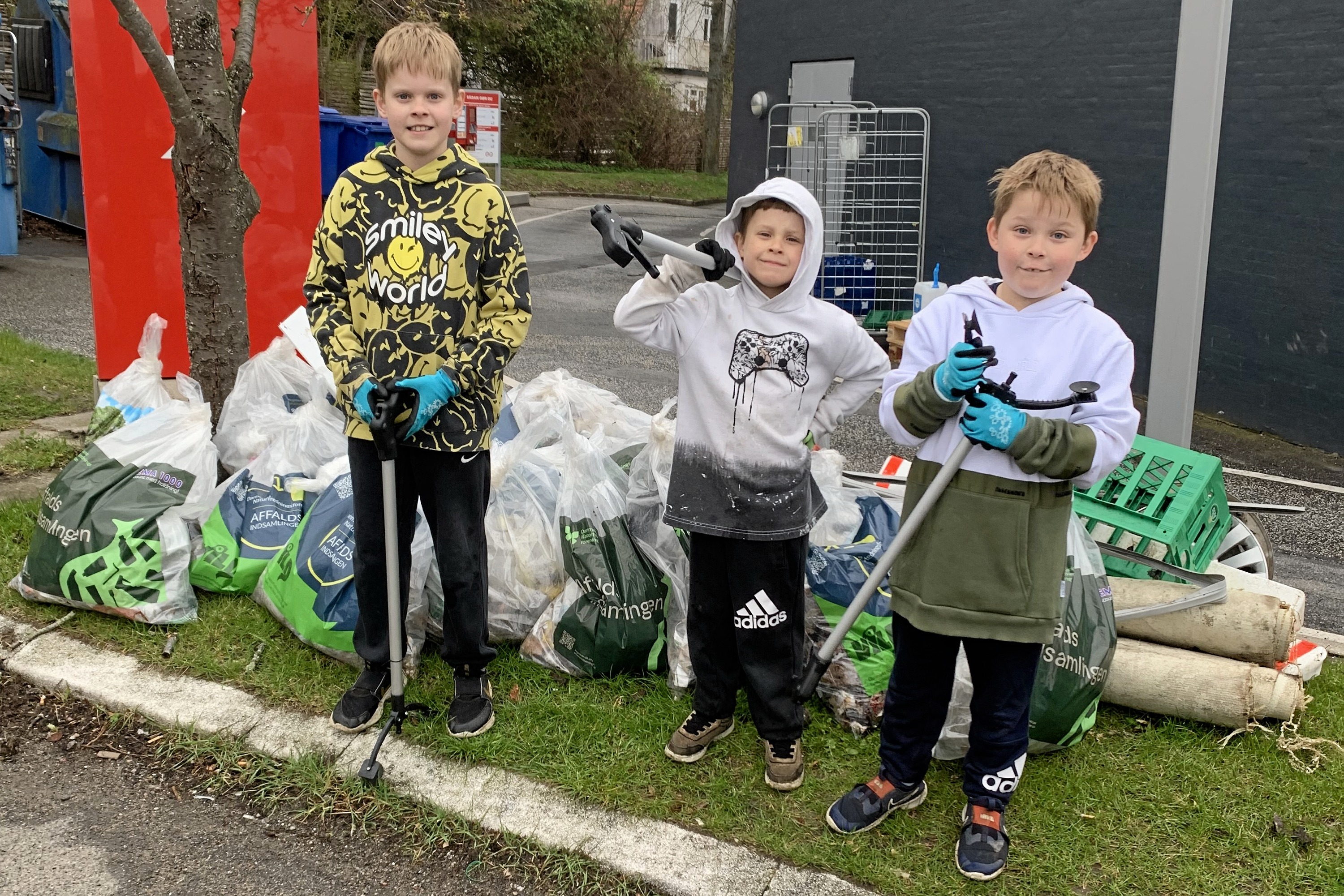 Tre seje drenge 'bevæbnet' med opsamlingsstænger gjorde en stor indsats ved årets affaldsindsamling i Hørsholm.