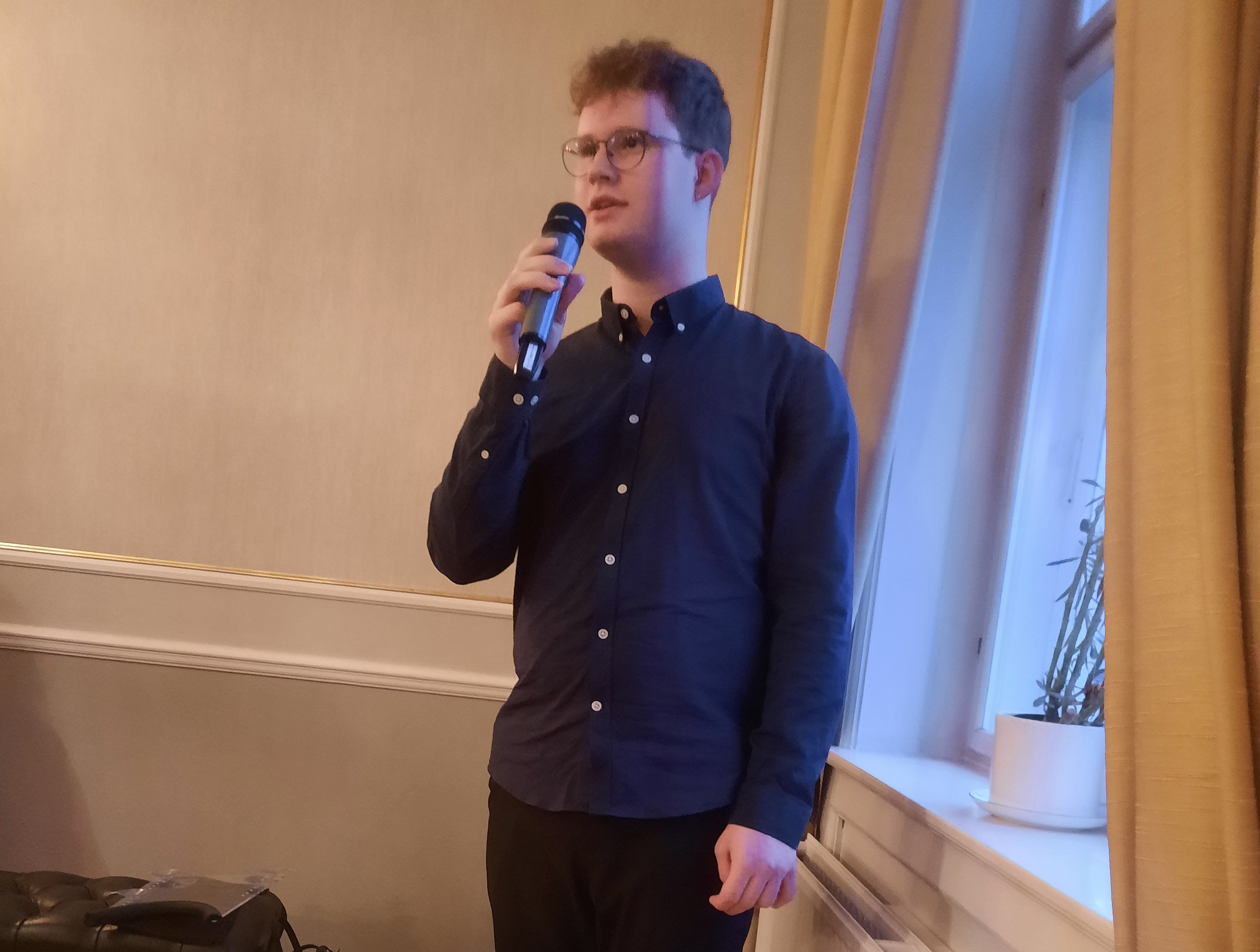 Nikolai Kildegaard Andersen har modtaget en donation på 15.000 kroner af Odd Fellow Loge i Hillerød.