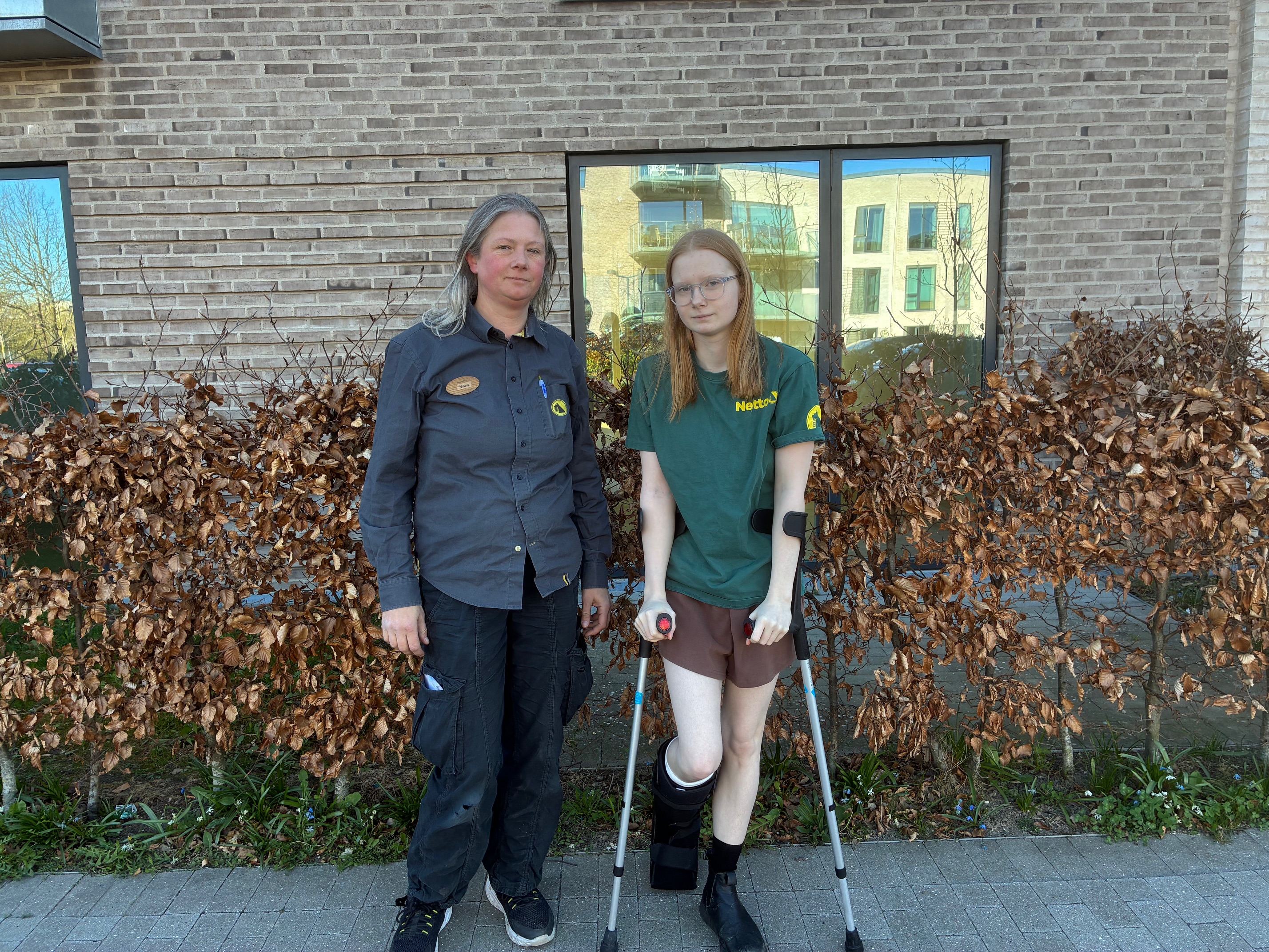 Sina og Maria Christiansen, mor og datter, takker nu de mange kunder, der hurtigt kom Sina til undsætning, da hun kom til skade i Netto i Borup.