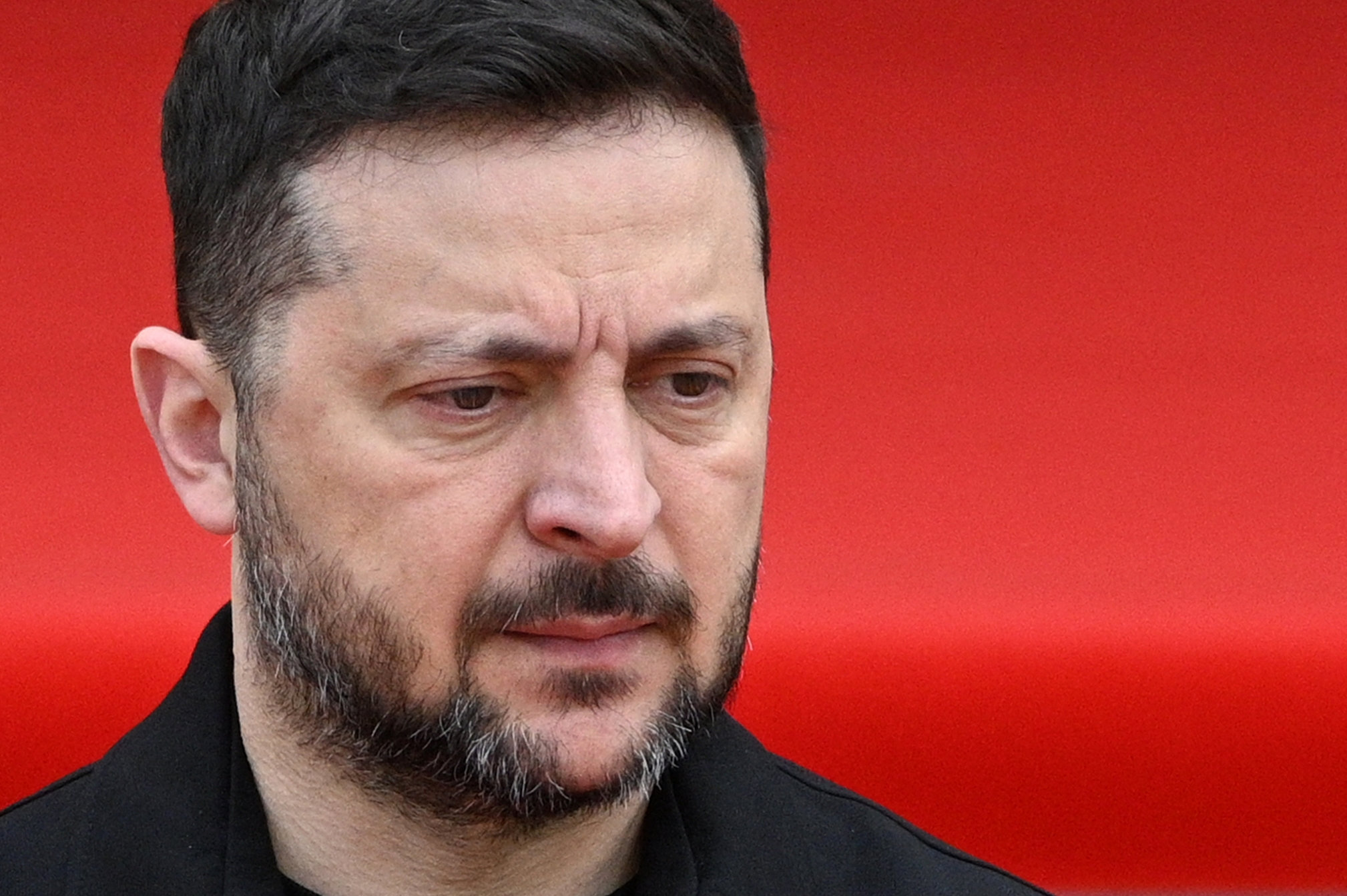 Zelenskyj, der her ses under besøg fra den svenske konge, siger, at han forstår, at der er udfordringer ved at rejse til krigsramte Ukraine, men at fortsat samarbejde med USA er vigtigt. (Arkivfoto).