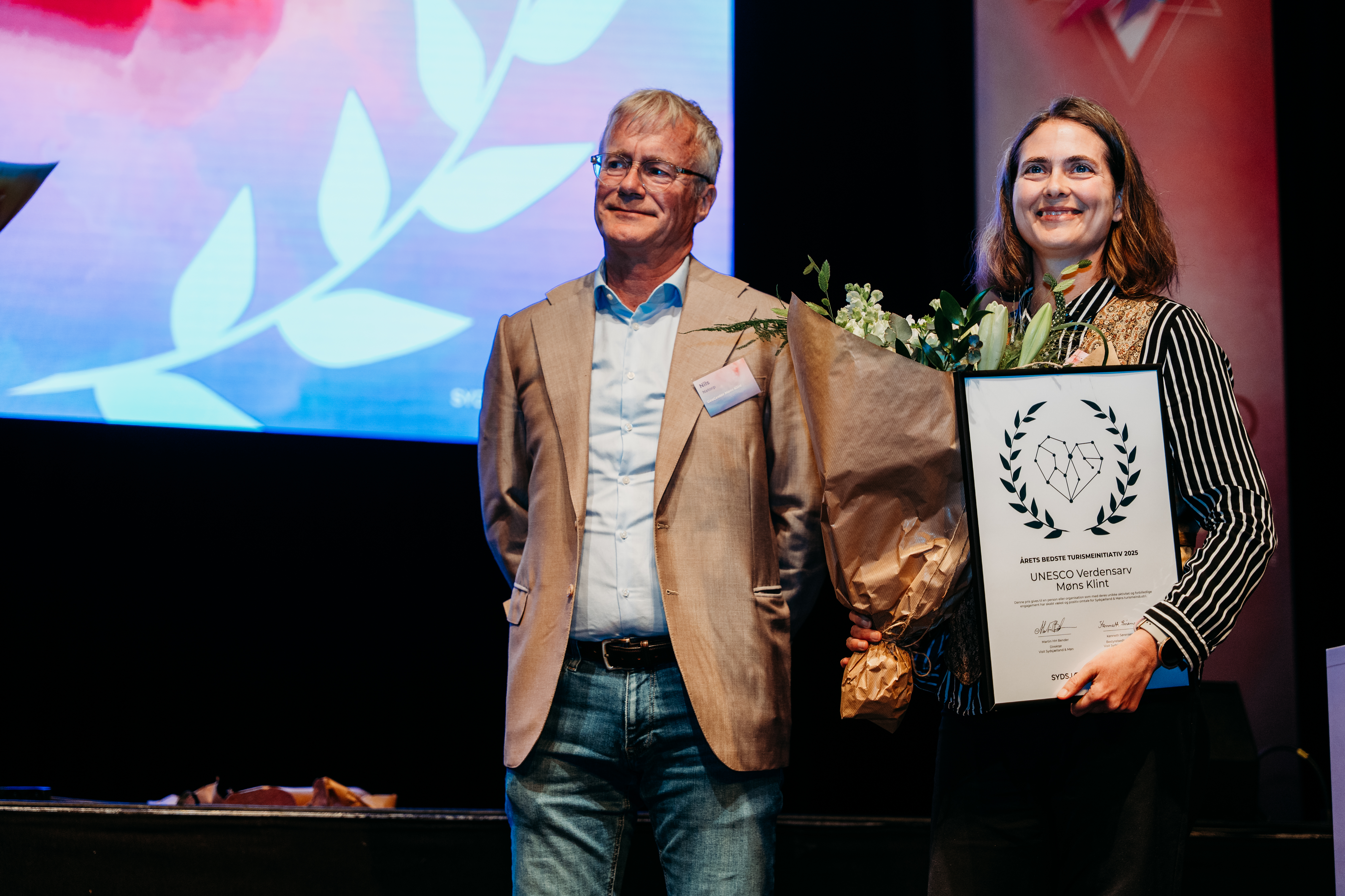 Nils Natorp og Eliza Jarl Estrup modtog prisen på vegne af hele UNESCO Verdensarv Møns Klint.