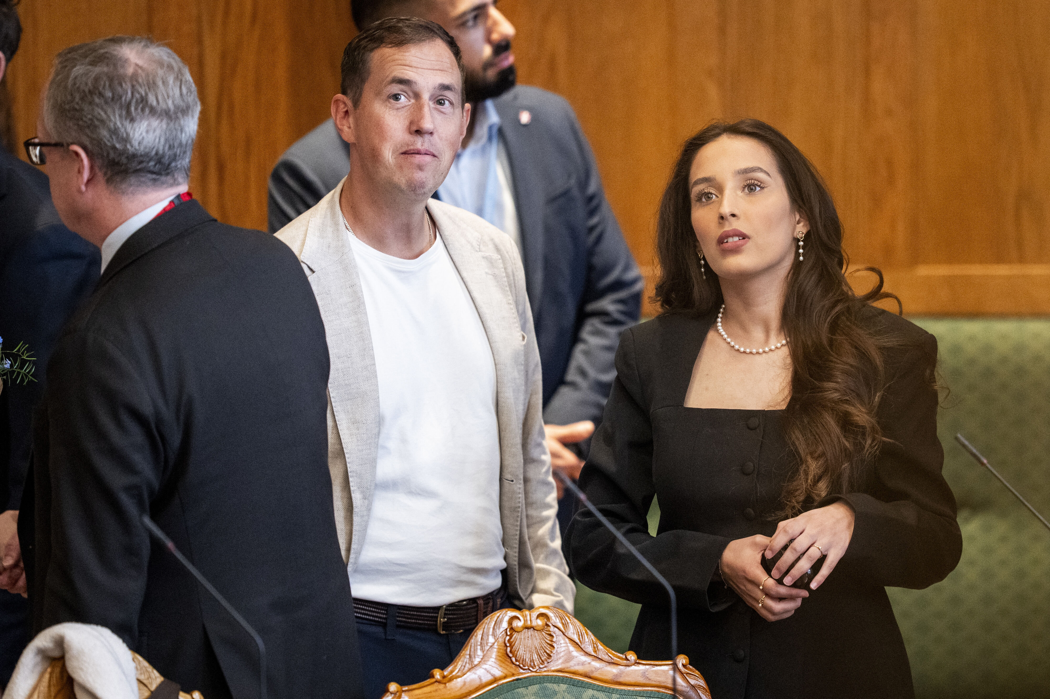Cecilie Liv Hansen blev valgt ind i Folketinget for Liberal Alliance. 14. april deltog hun i Folketingets andet møde efter valget som løsgænger, efter at hun blev smidt ud af partiet. Til venstre for hende står Jacob Harris, der også kort efter valget blev smidt ud af det parti, som han stille op for, Borgernes Parti. (Arkivfoto).