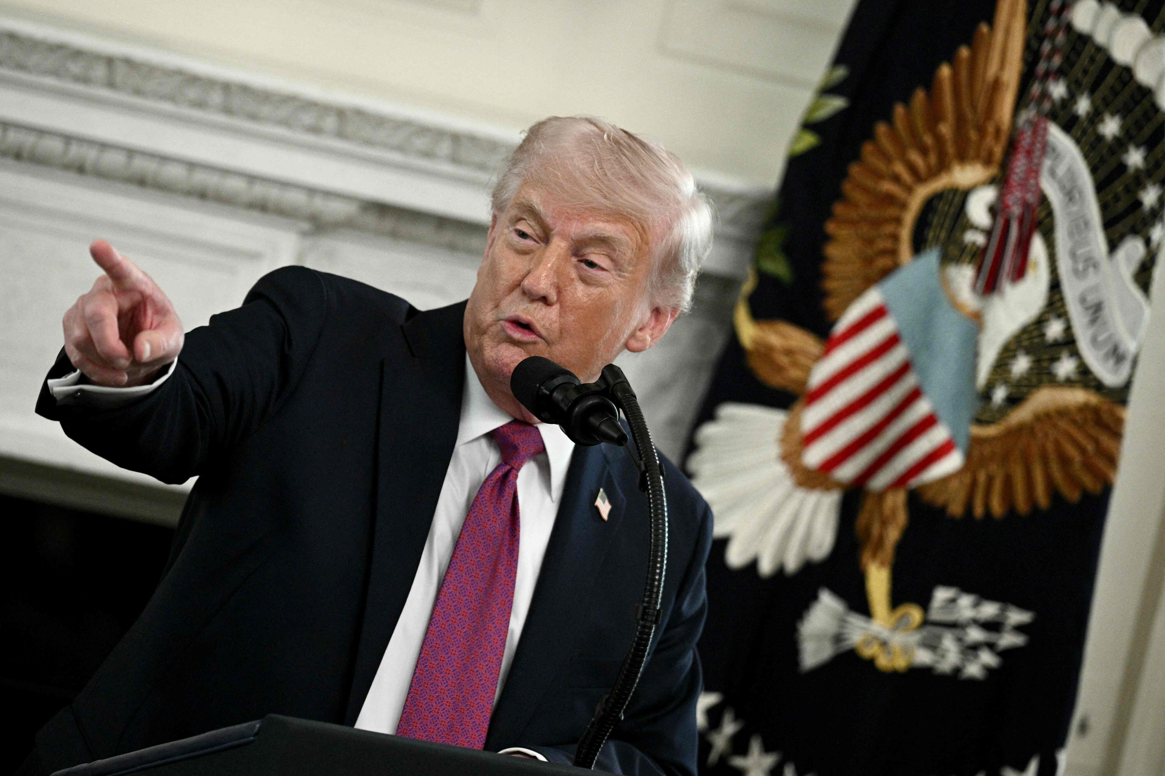 Donald Trump taler tirsdag under et arrangement i Det Hvide Hus. Olieprisen tog et hop tidligt tirsdag aften, men faldt senere en smule, efter at Trump meddelte, at USA forlænger våbenhvile med Iran.