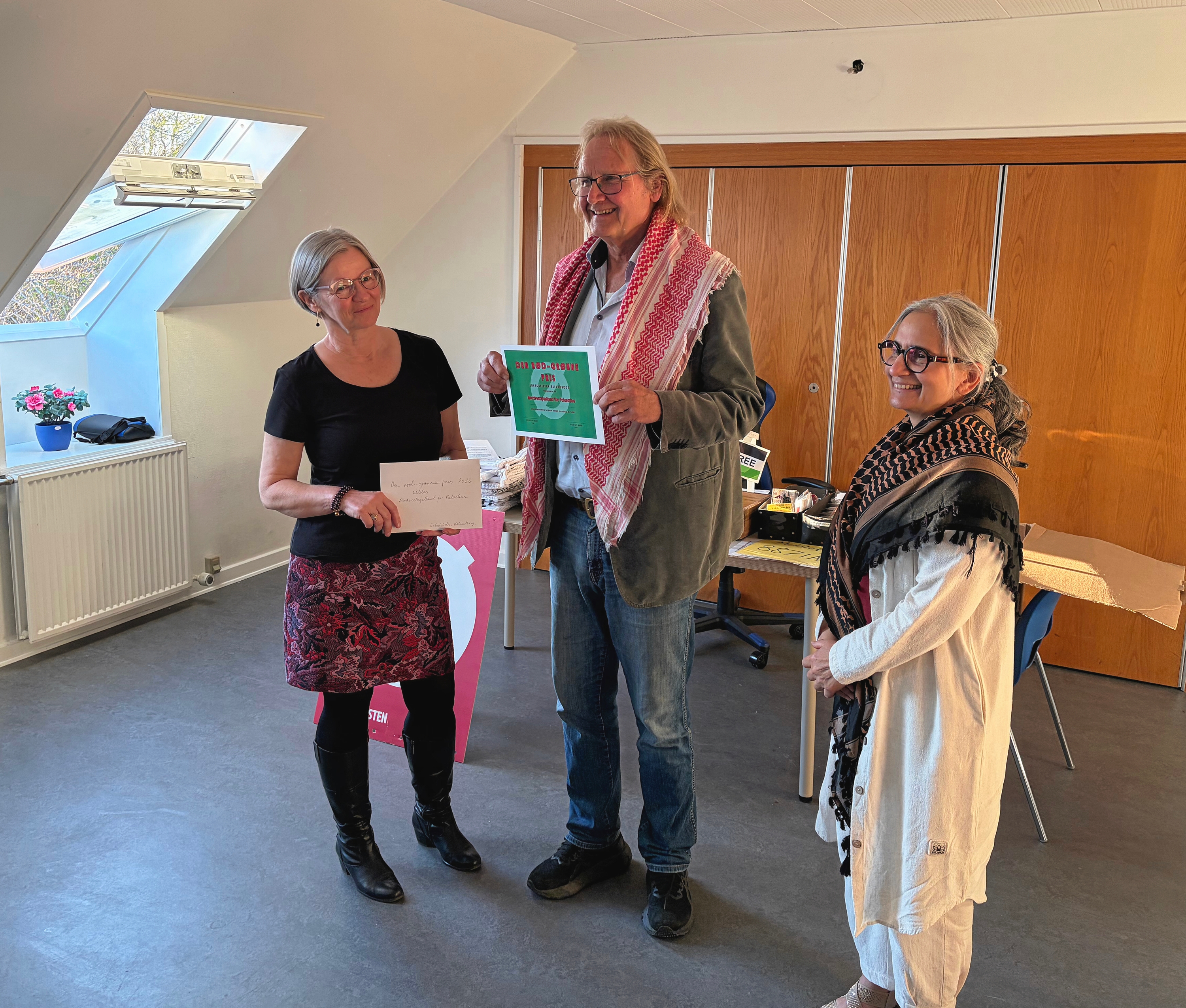 Susanne Brix (t.v.) overrakte den Rød/Grønne pris på 3000 kroner til Erling Frederiksen fra foreningen ”Nordvestsjælland for Palæstina”. - Privat Susanne Brix (t.v.) overrakte den Rød/Grønne pris på 3000 kroner til Erling Frederiksen fra foreningen ”Nordvestsjælland for Palæstina”.