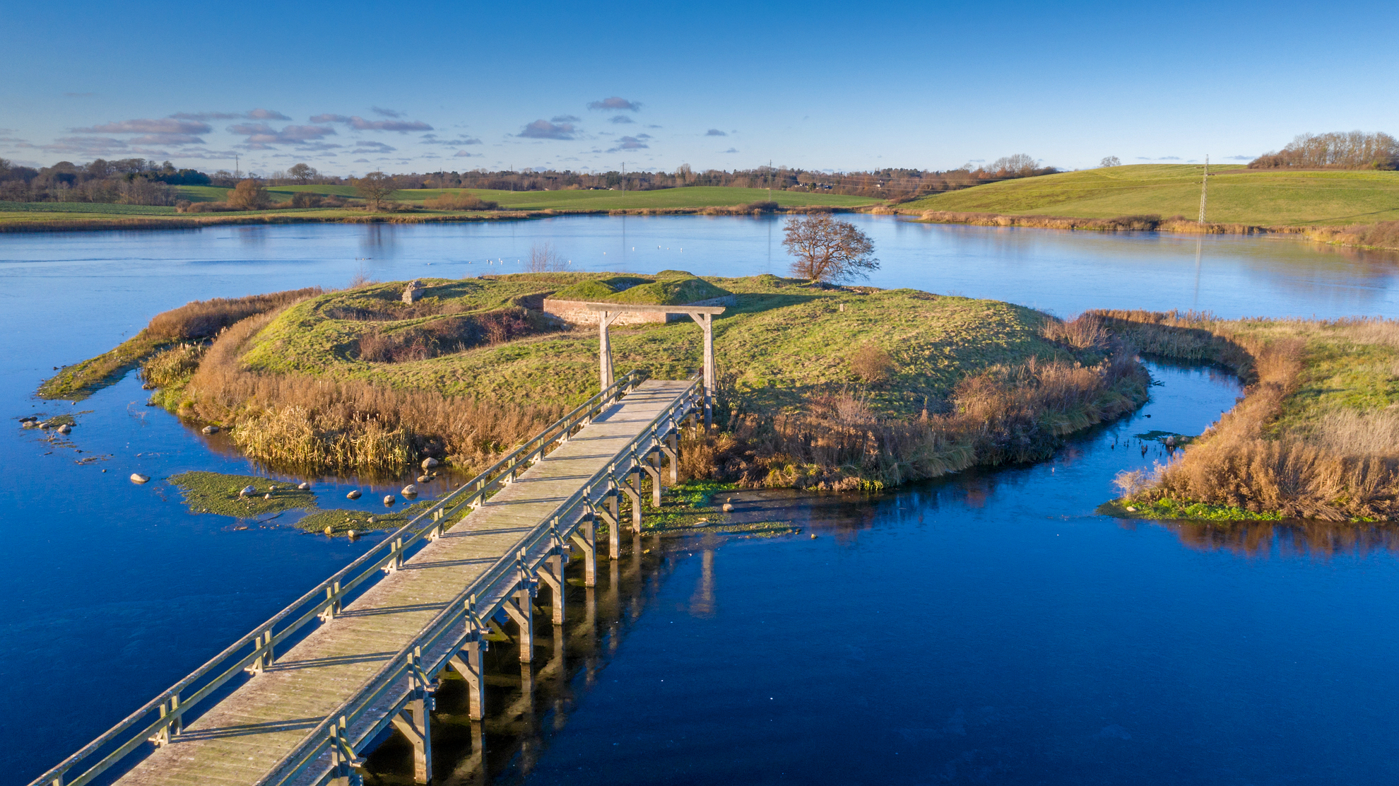 Næsholm Borgruin ligger idyllisk ved Nyholm sø lidt udenfor Nykøbing Sjælland
