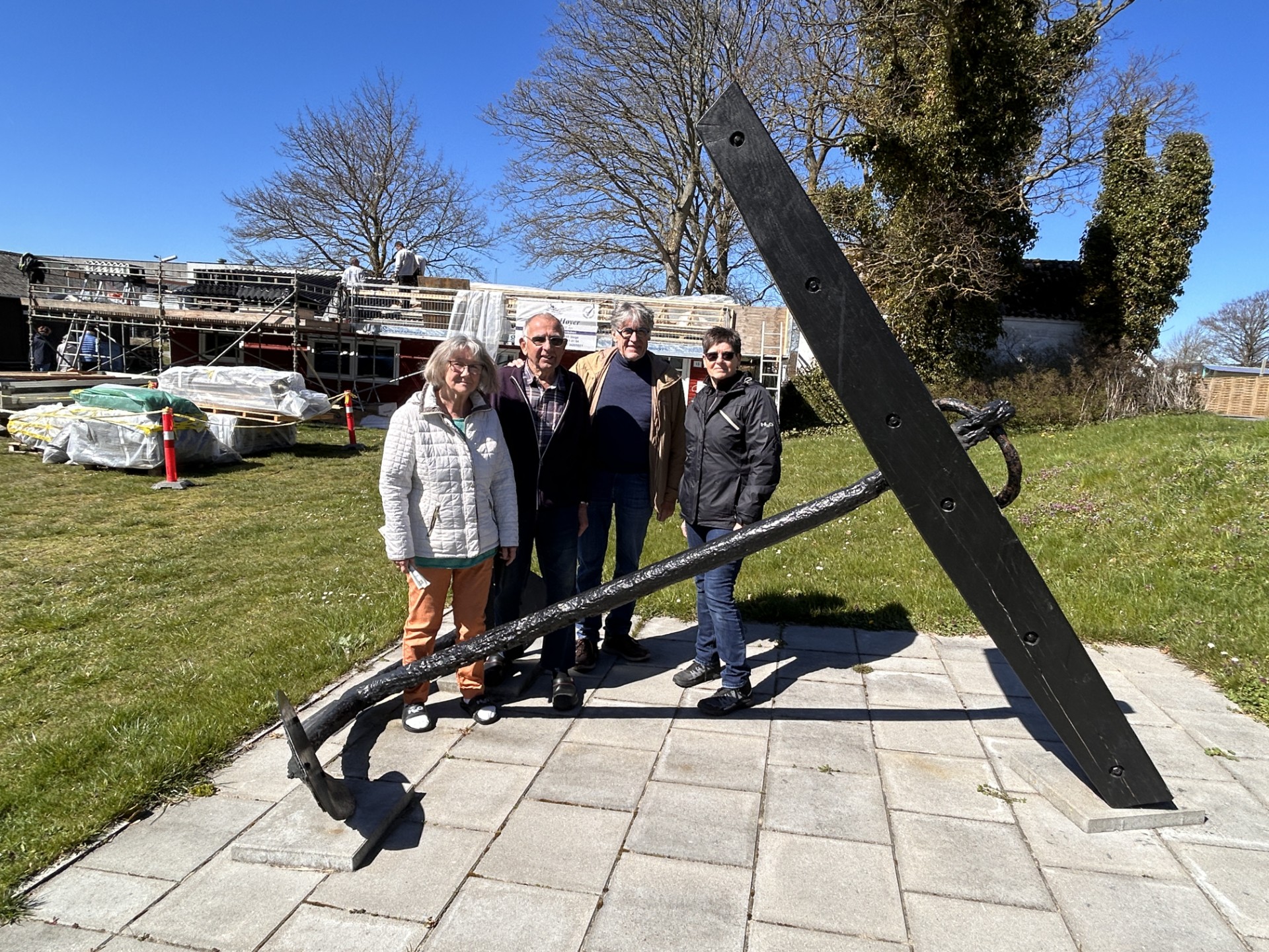 Det er Mollys Hus i baggrunden, som nu sættes i stand for en lille halv million kroner.