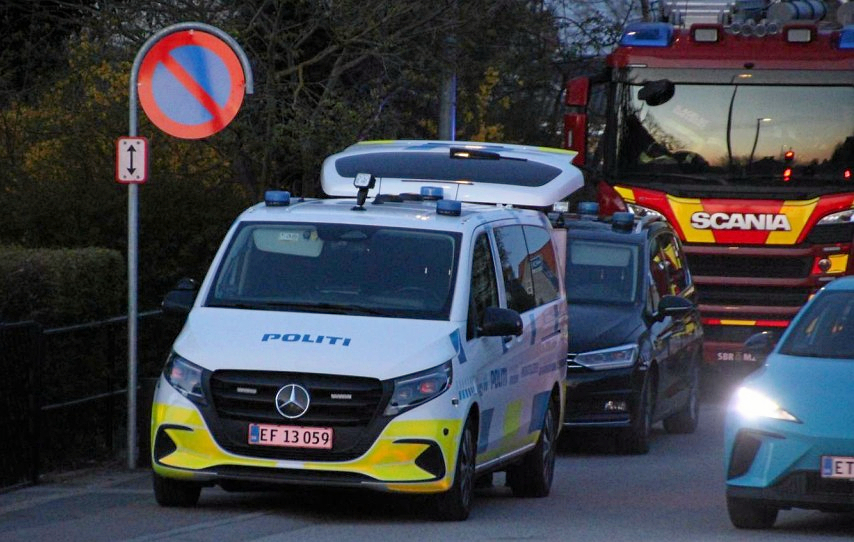 Både politi, brandvæsen og bomberyddere var til stede på Holmstrupvej i Slagelse mandag aften.