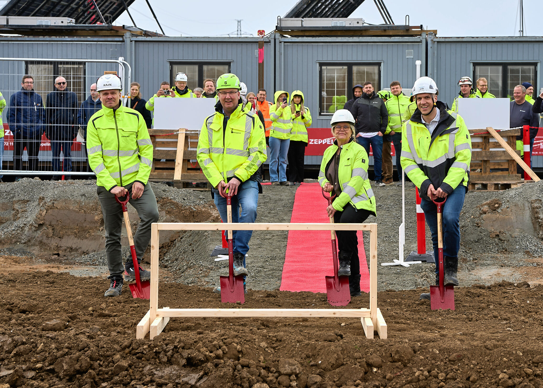 De første spadestik blev taget af Marian Kaagh, Casper Bruselius Jessen og Daniel Johan Brøndum fra Energinet sammen med Daniel De Roode fra MT Højgaard. I baggrunden ses borgmester Michael Ziegler (K), som holdt tale ved begivenheden.