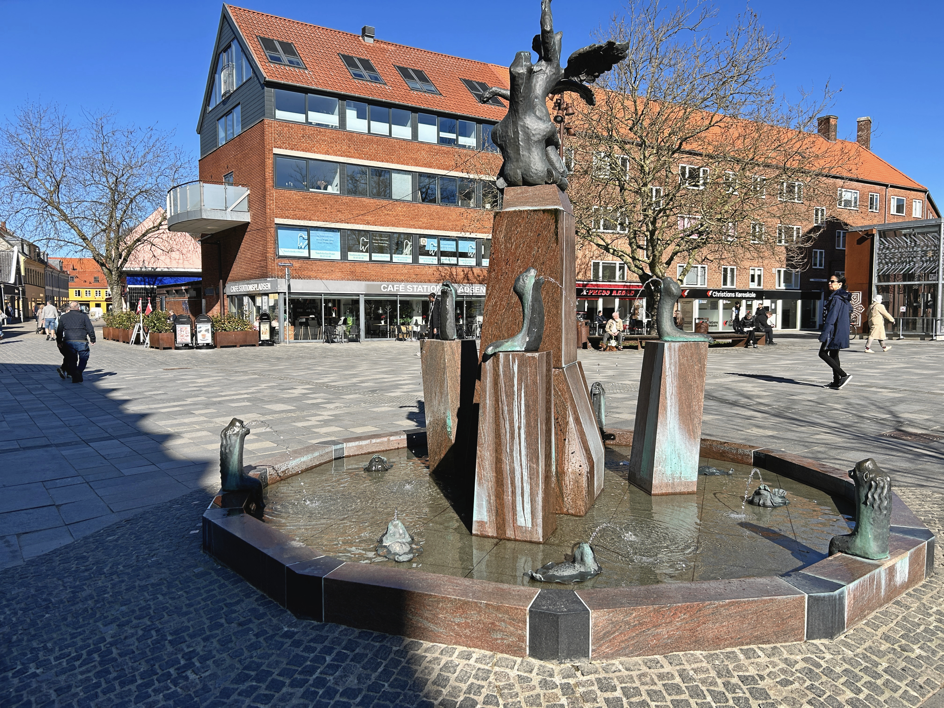 Det offentlige rum er fyldt med finurlige og tankevækkende skulpturer. Nu bliver det snart nemmere at få et blik om bag værkerne.