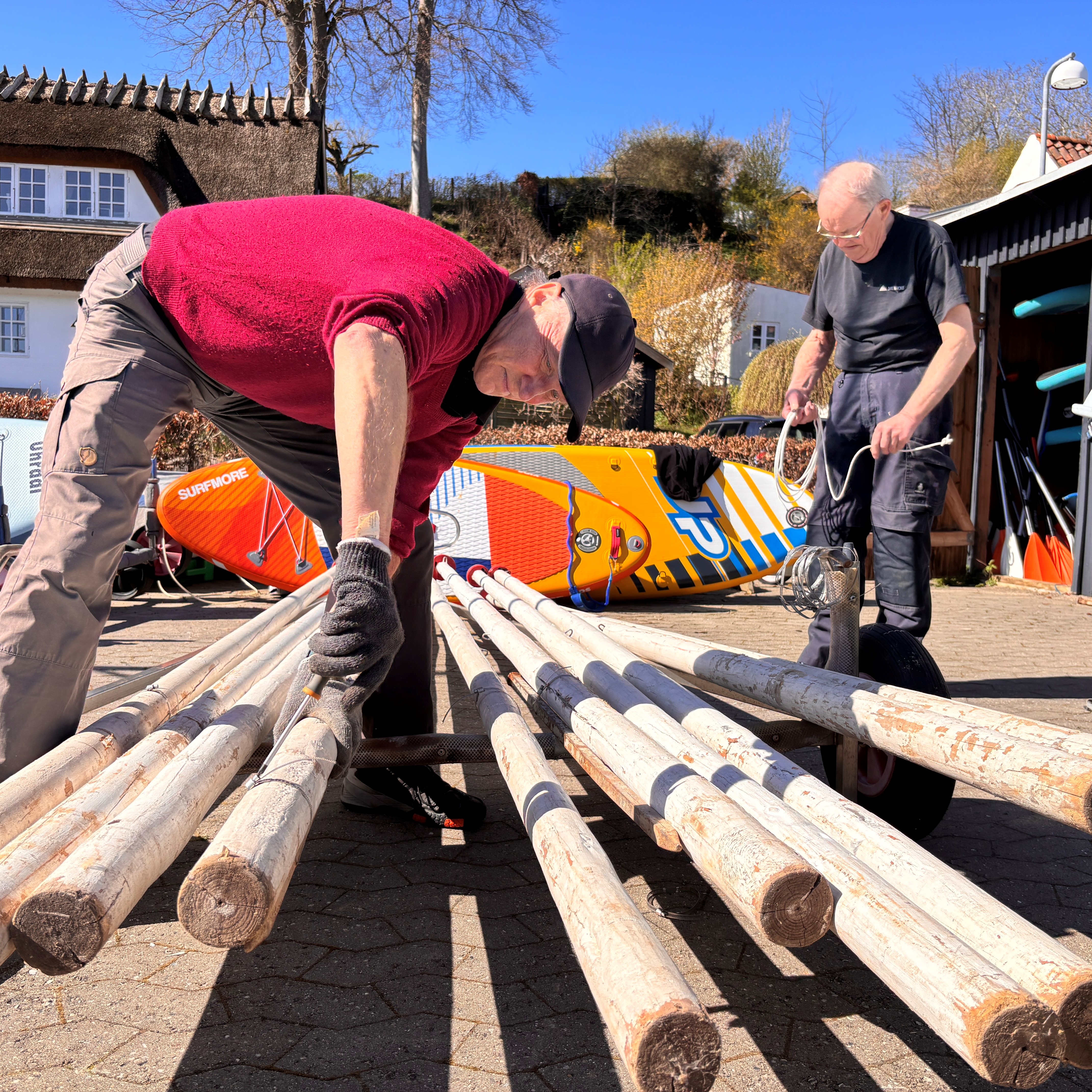 Onsdagsholdet i Roskilde Sejlklub tager sig af både stort og småt - her istandsættelse af flagstænger - og det har både et praktisk og et socialt sigte.