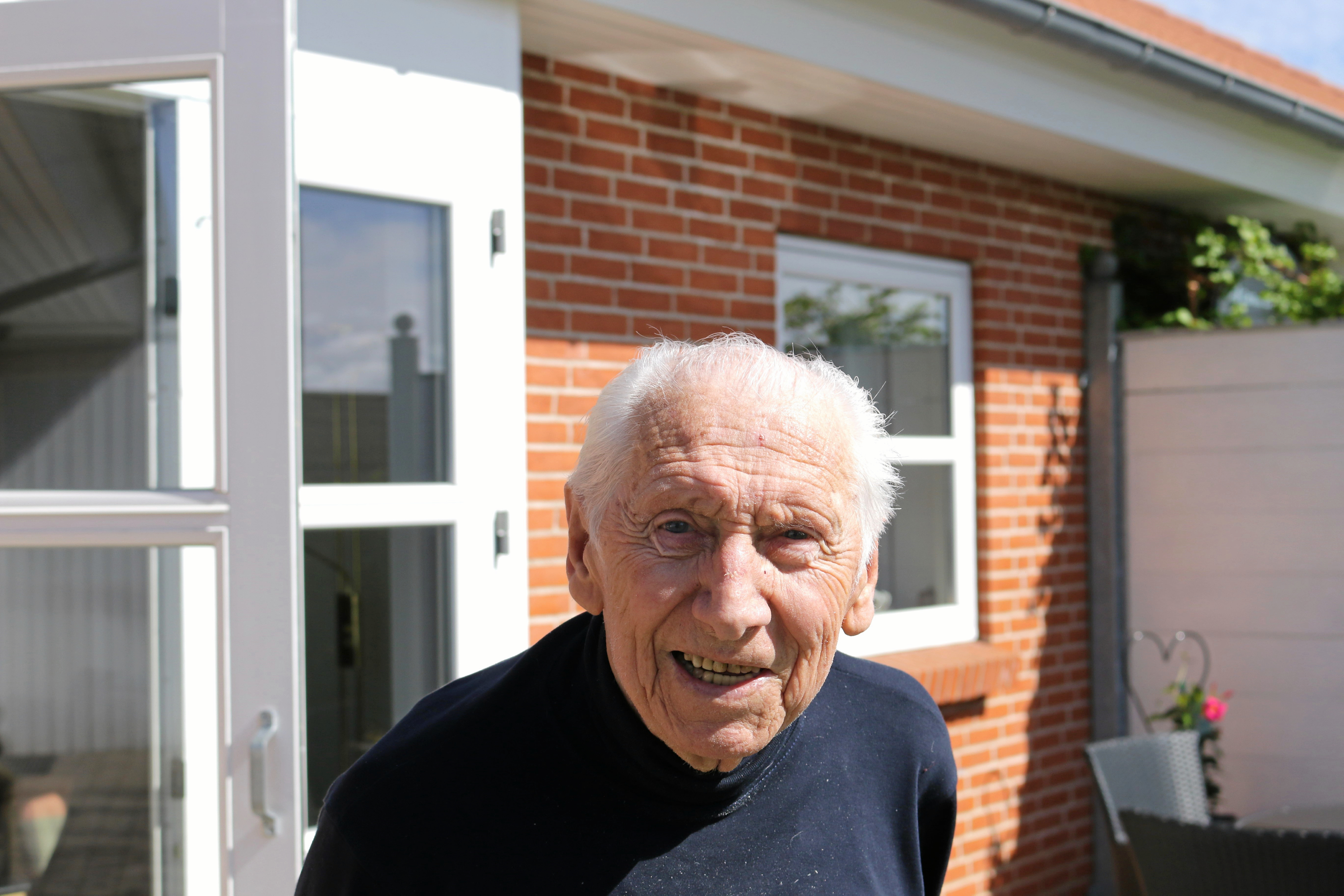 Henning Nielsen fotograferet foran hjemmet på Rødhøjvej i Korsør. I mange år var han den kendte stemme fra Regionalradioen i Næstved. Henning Nielsen døde 20. april 2026 tre dage før sin 92 års fødselsdag.