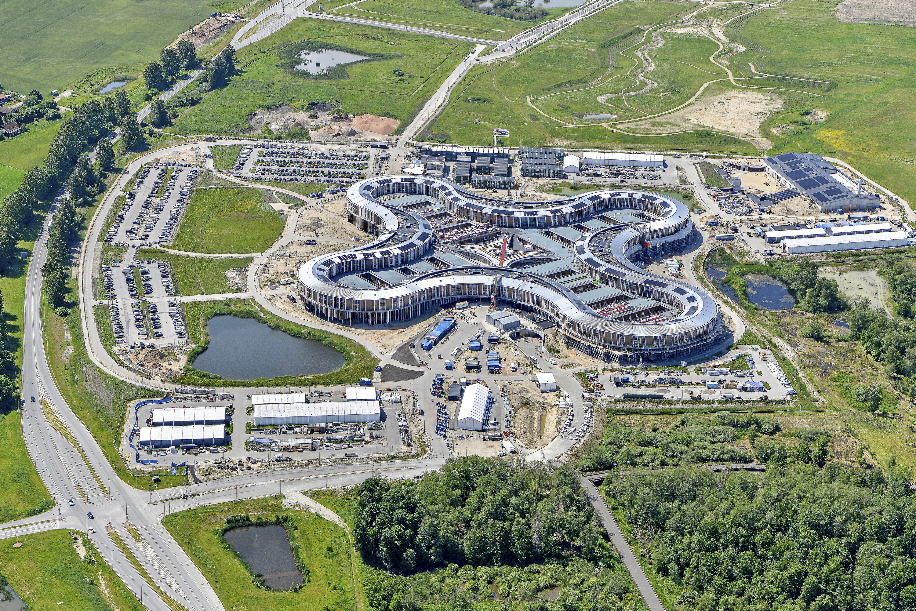 Det oprindelige budget for etablering af Nyt Hospital Nordsjælland var på 5,5 mia. kr. i 2026-priser, tidligere budgetjusteringer i 2020 og 2023 bragte budgettet op på 8,2 mia. kr. Med godkendelse af nyt budget øges budgettet til 11,3 mia. kr.