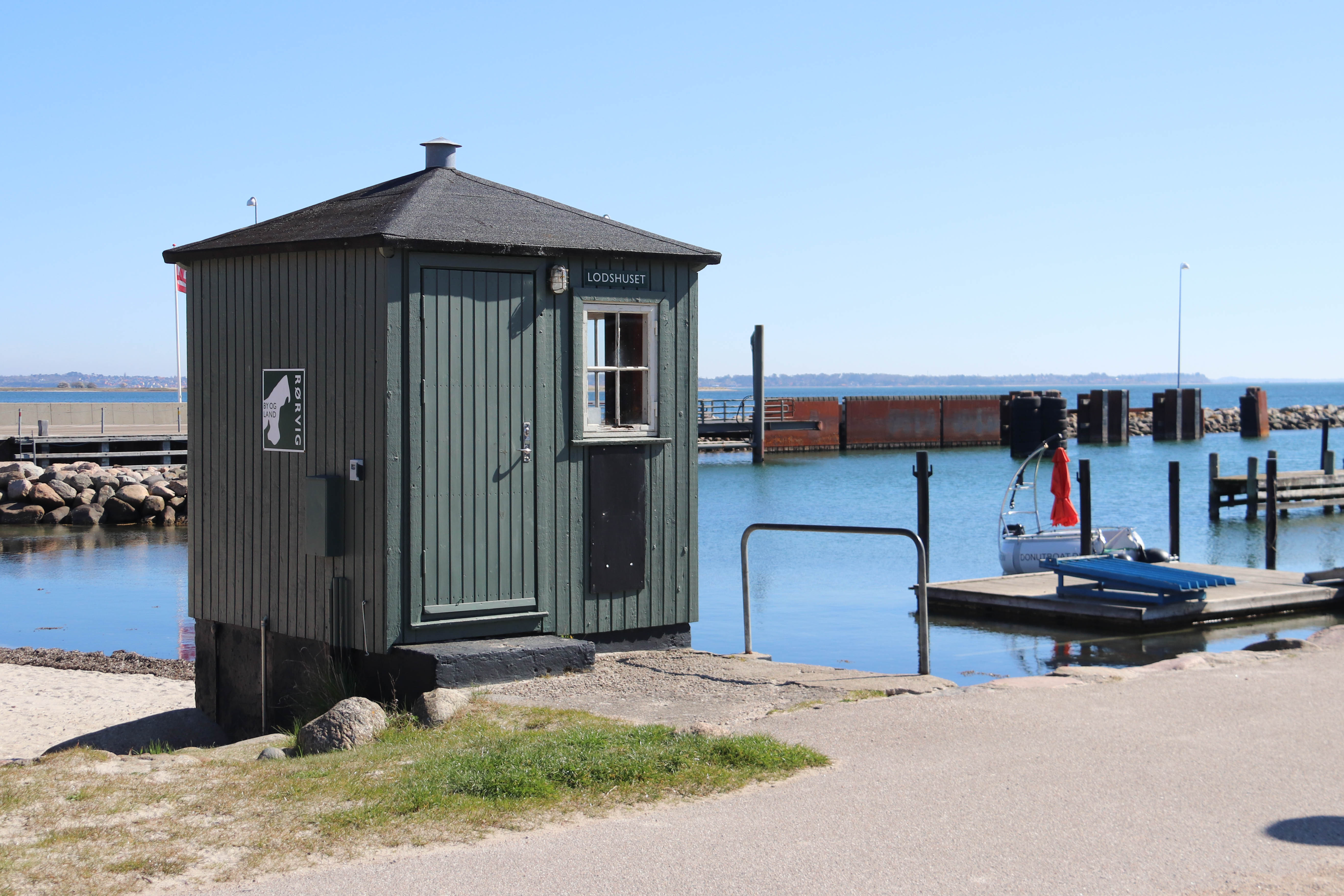 Det lille, stemningsfulde lodshus på Rørvig Havn, hvor lodsen kunne hvile mellem sejladserne, skal nu restaureres.