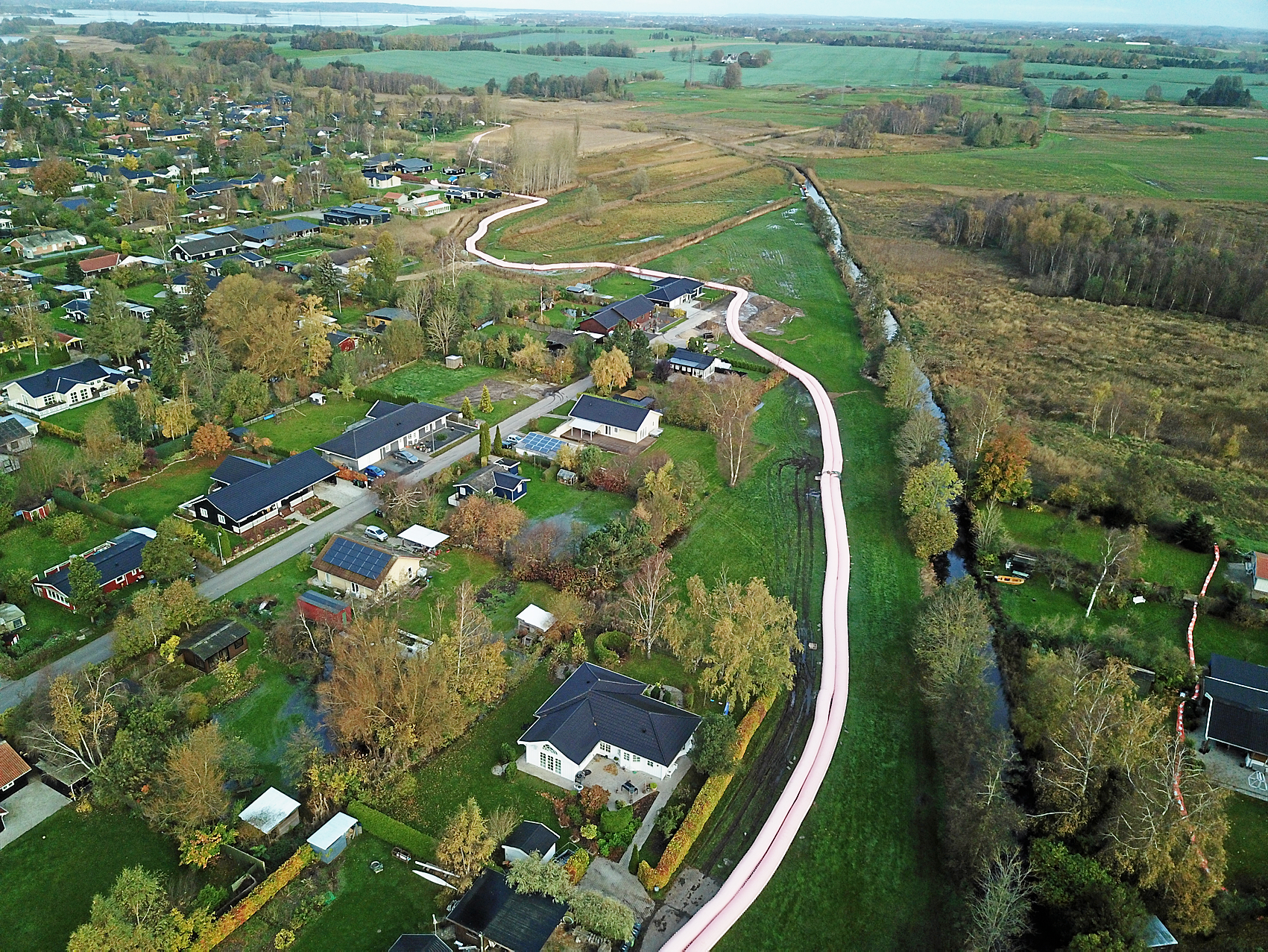 Ved flere lejligheder - før diget blev bygget - så holdt watertubes fra Environment Solutions vandmasserne væk i Jyllinge Nordmark. Her ses slangerne lagt ud cirka, hvor der i dag er dige.