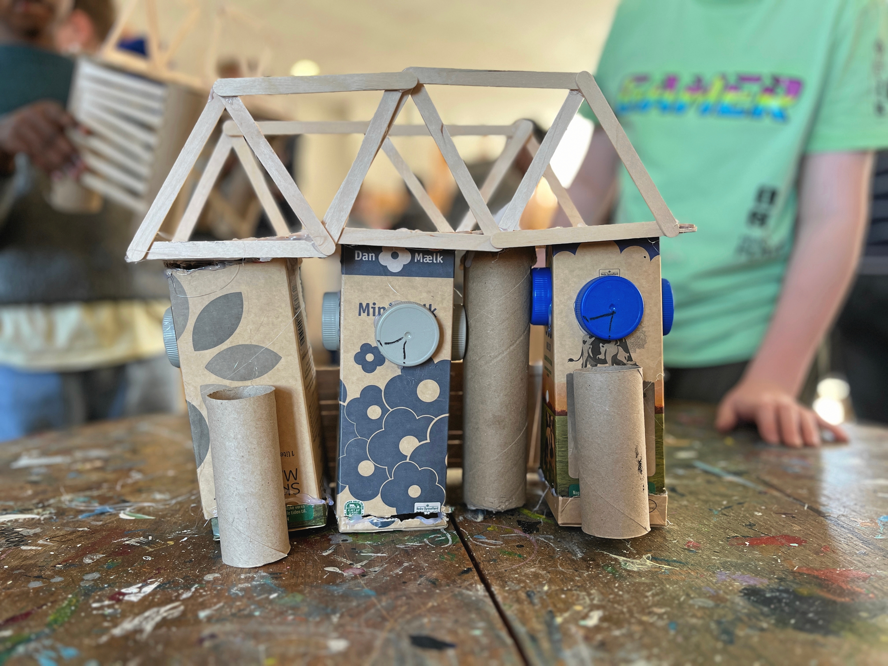 Børnene skulle designe deres helt egne broer ud fra materialerne. - Presse Børnene skulle designe deres helt egne broer ud fra materialerne.