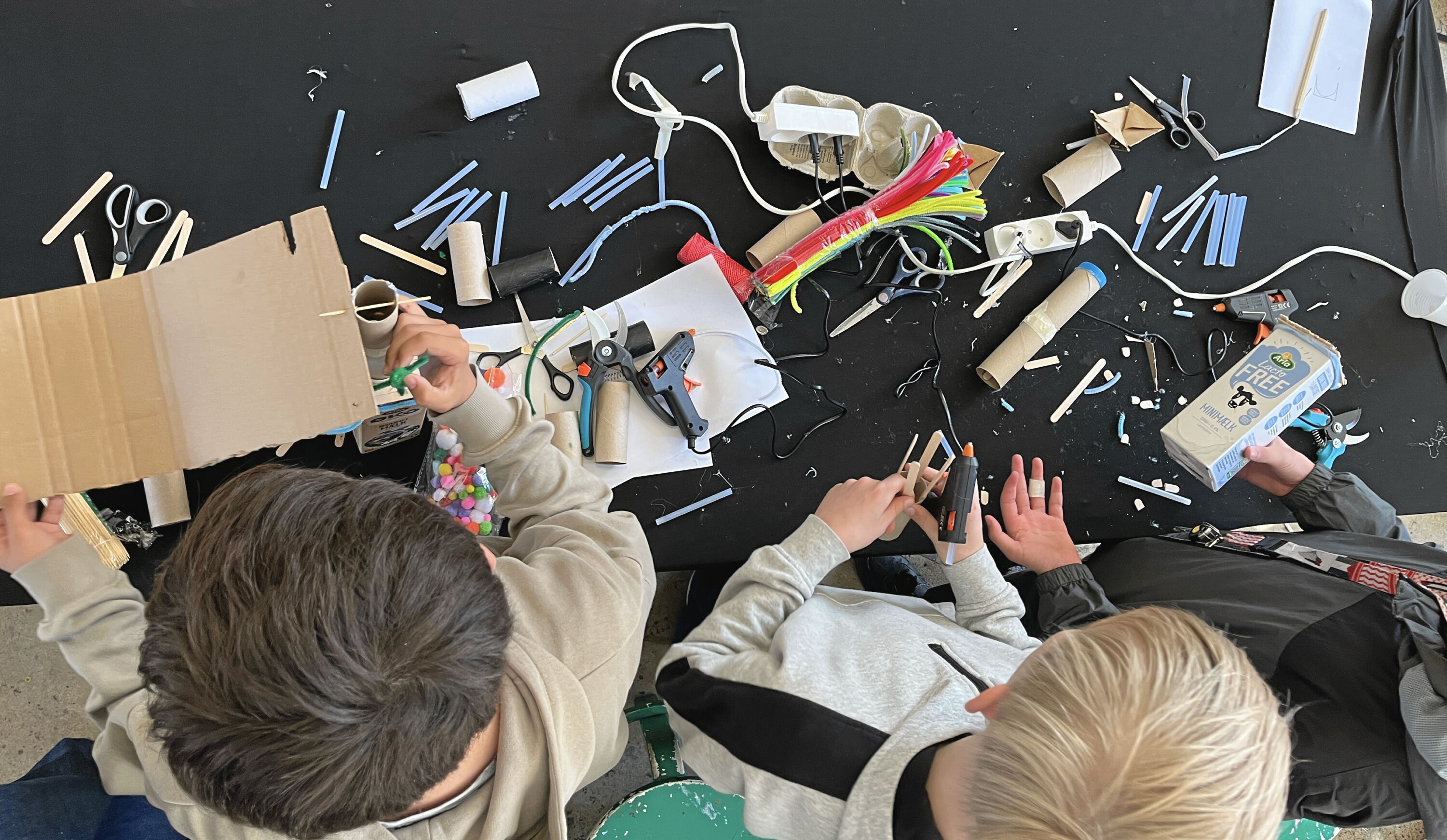 Der var gang i kreativiteten, da 35 SFO-børn byggede broer på Kulturkasernen.