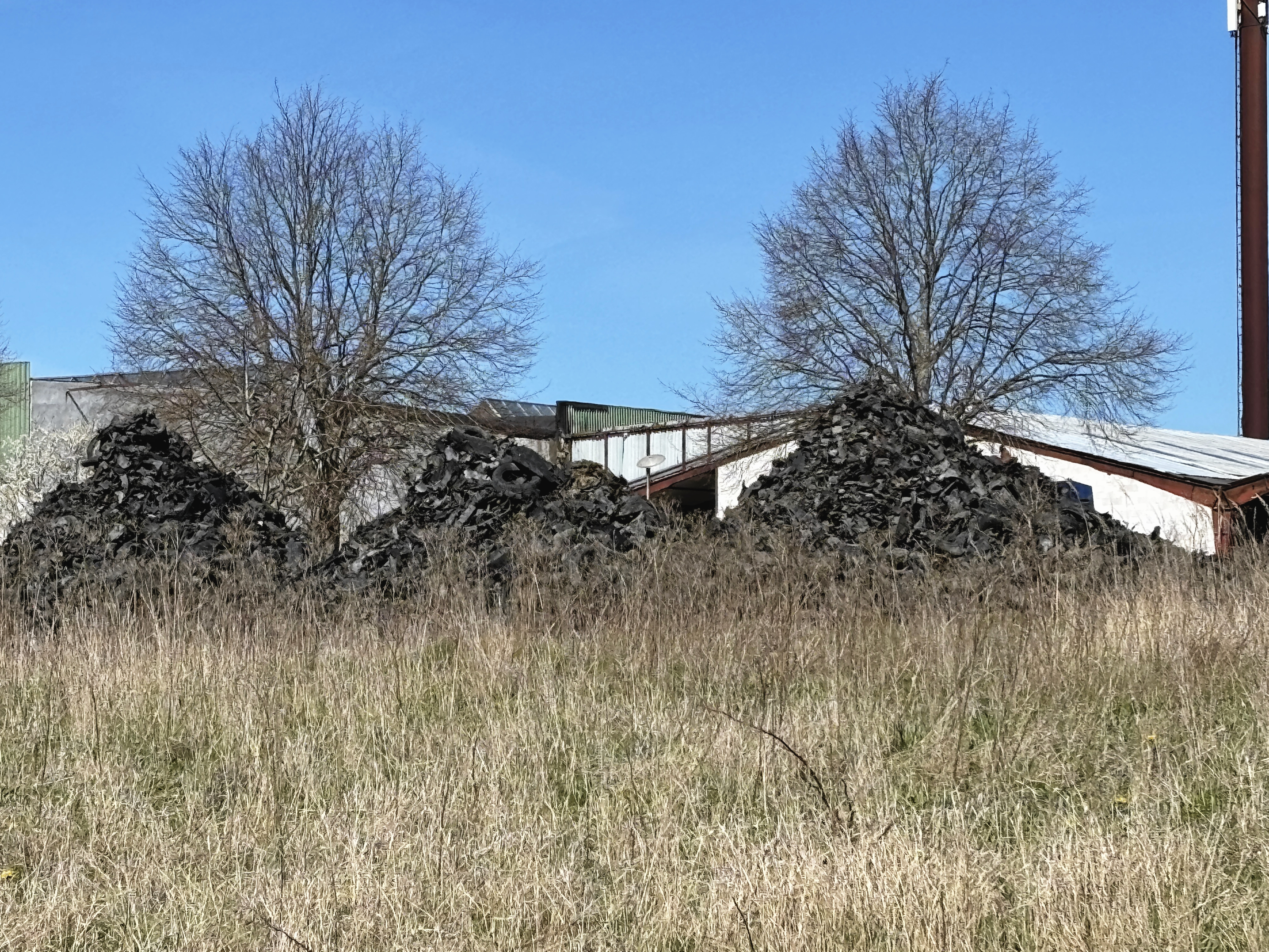 Dækoplaget i Egebjerg skumper og der skal ryddes op på grunden.