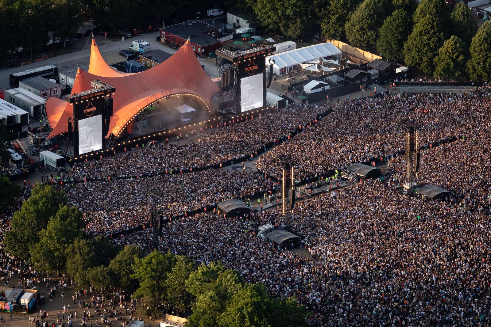 Ved Roskilde Festival 2025 købte 100.000 personer billet, mens 27.000 deltog som frivillige. Og igen i år blev resultatet et millionbeløb til børn og unge.