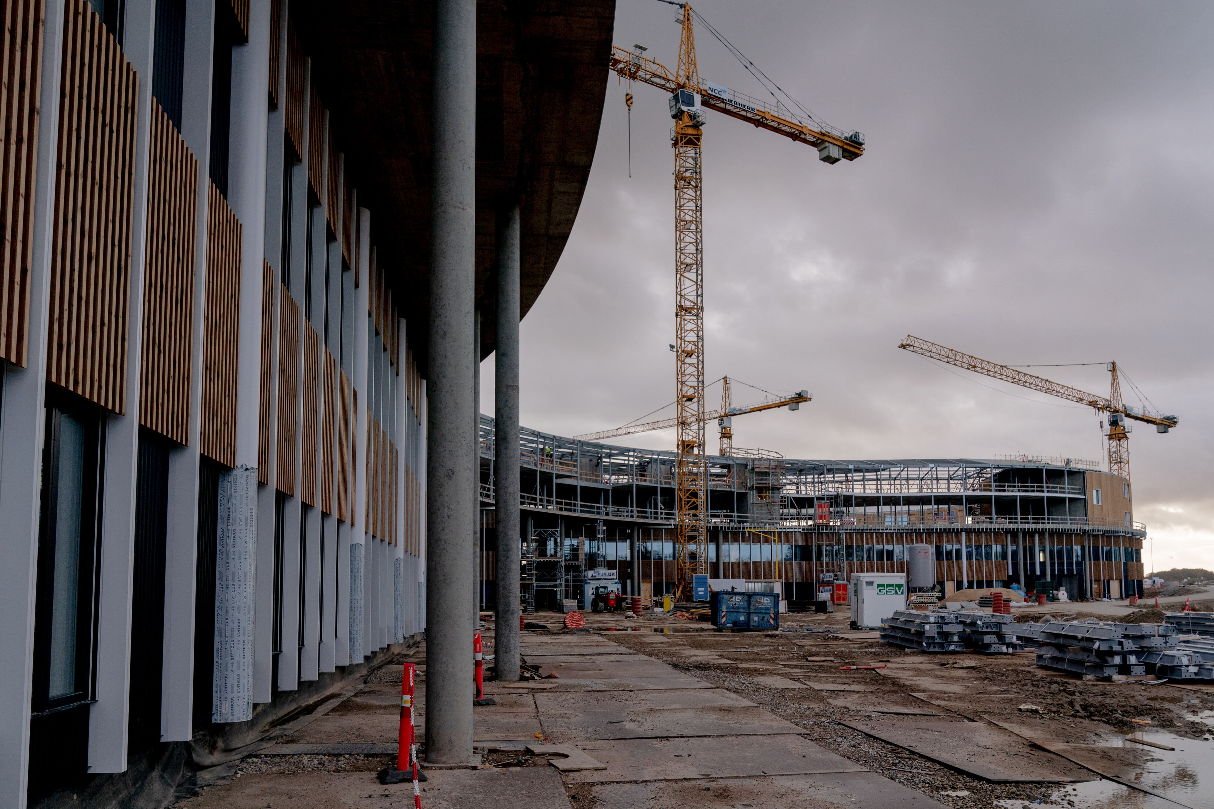 Billedet fra 2022 viser byggeriet af supersygehuset Nyt Hospital Nordsjælland, der endnu en gang er blevet dyrere. (Arkivfoto).