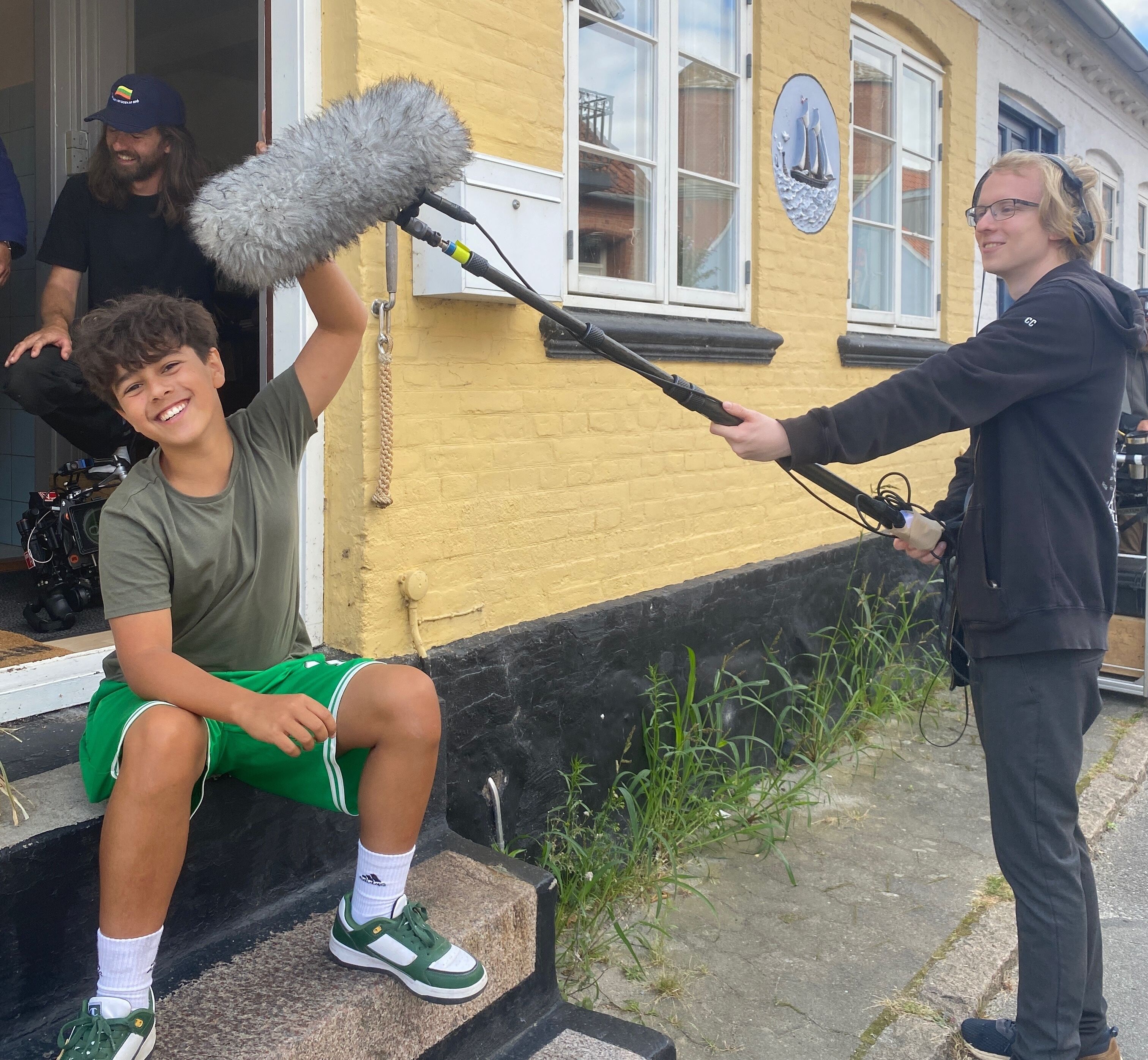 13-årige Benjamin Moalem (til venstre) i en pause på optagelserne til den nye DR-serie Mindernes Ø.